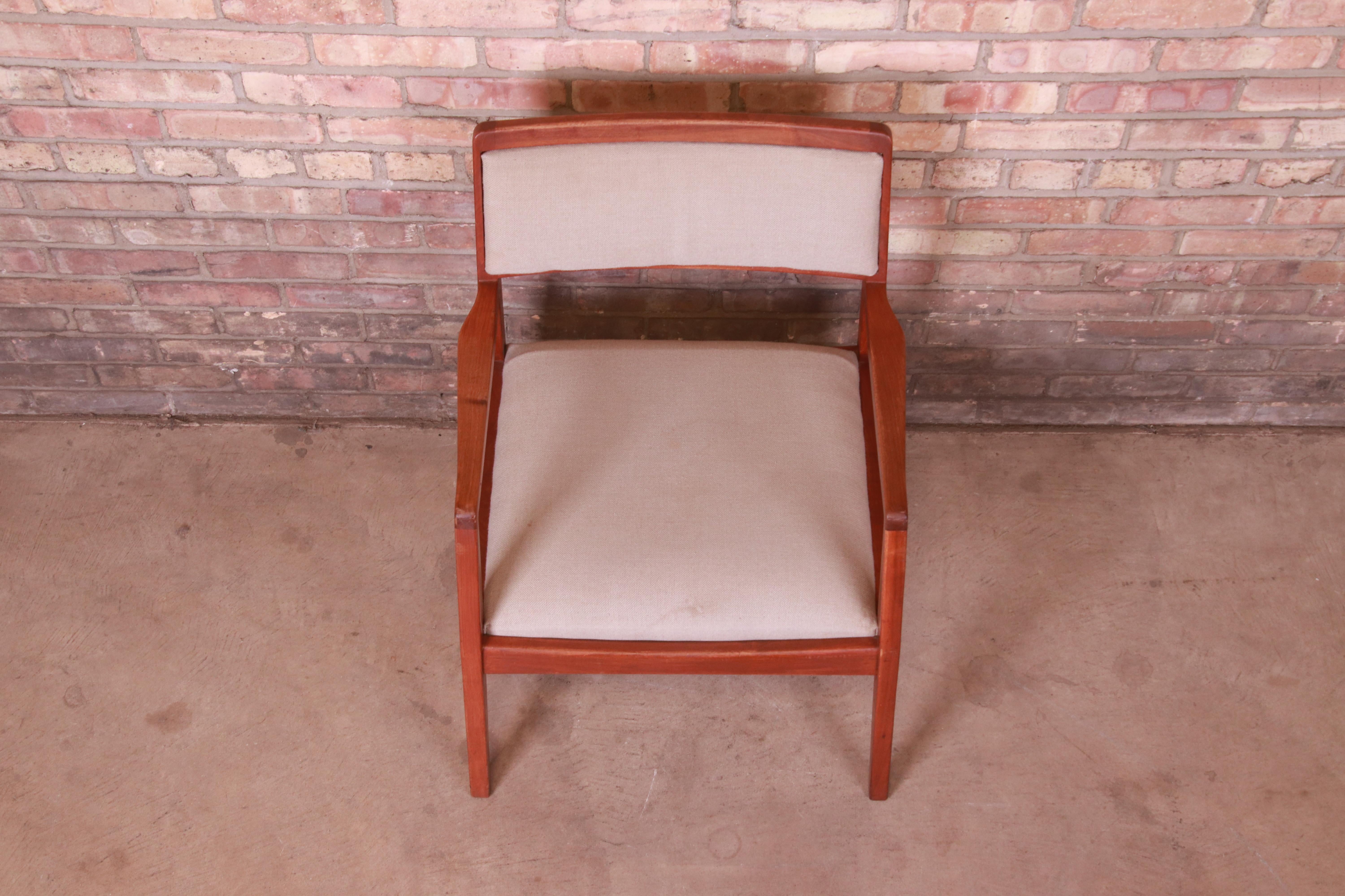 Upholstery Jens Risom Mid-Century Modern Sculpted Walnut Playboy Lounge Chair, 1960s For Sale