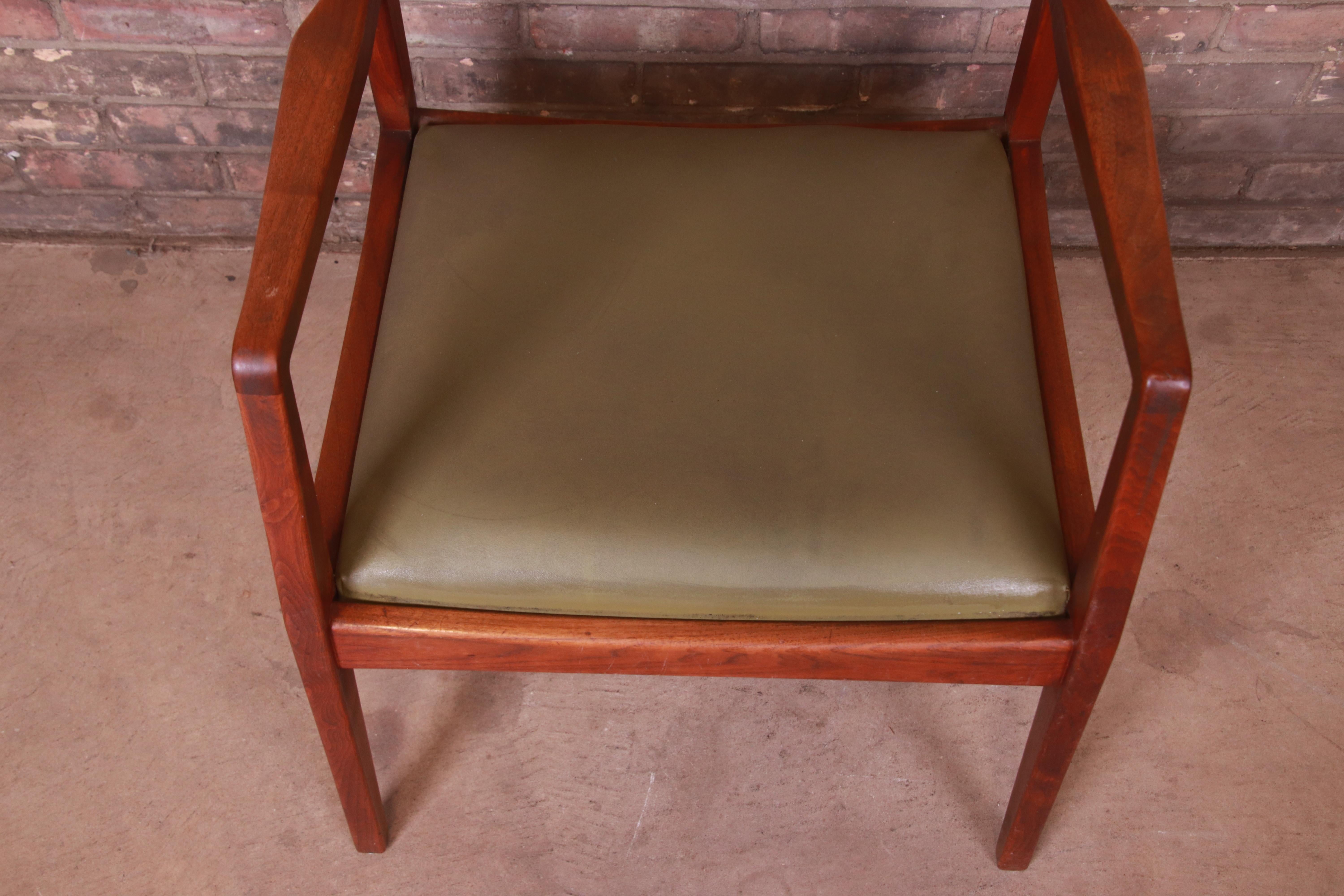Upholstery Jens Risom Mid-Century Modern Sculpted Walnut Playboy Lounge Chair, 1960s For Sale