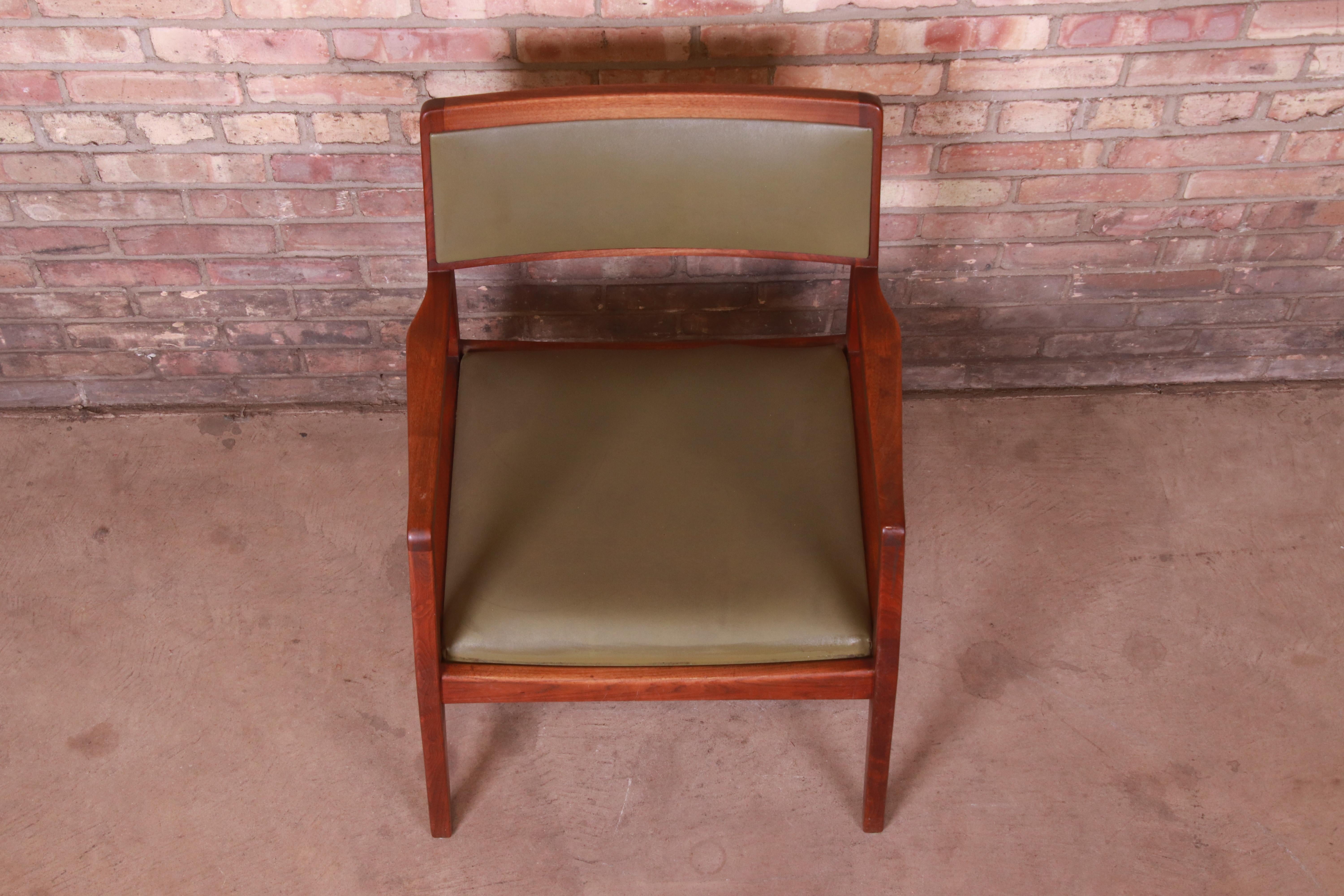 Jens Risom Mid-Century Modern Sculpted Walnut Playboy Lounge Chair, 1960s For Sale 1