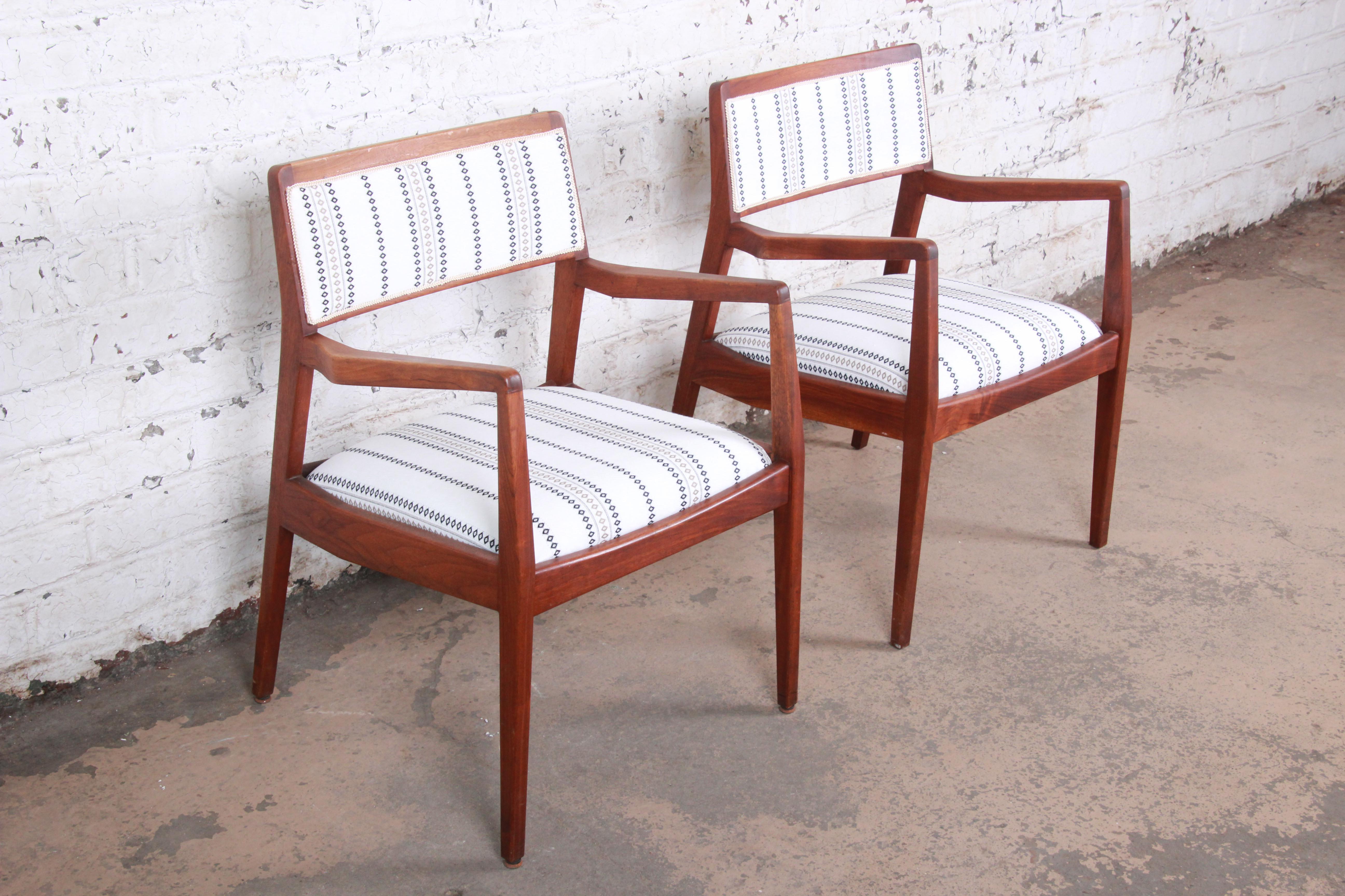 Jens Risom Mid-Century Modern Sculpted Walnut Playboy Lounge Chairs In Good Condition In South Bend, IN