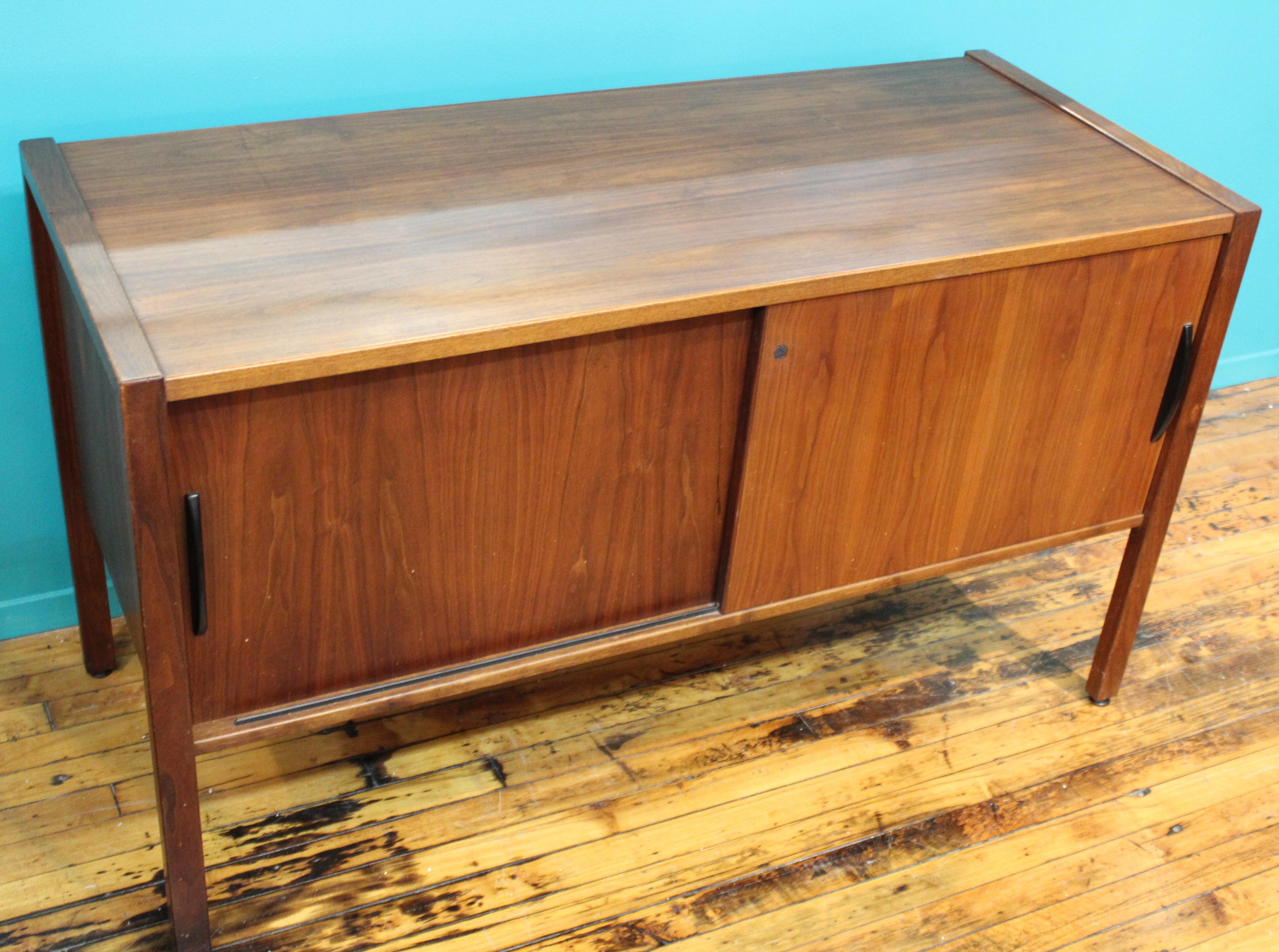 American Mid-Century Modern credenza in teak wood, designed by Jens Risom in the 1970s. The piece has 2 sliding doors and is in great vintage condition with very minor age-appropriate wear.