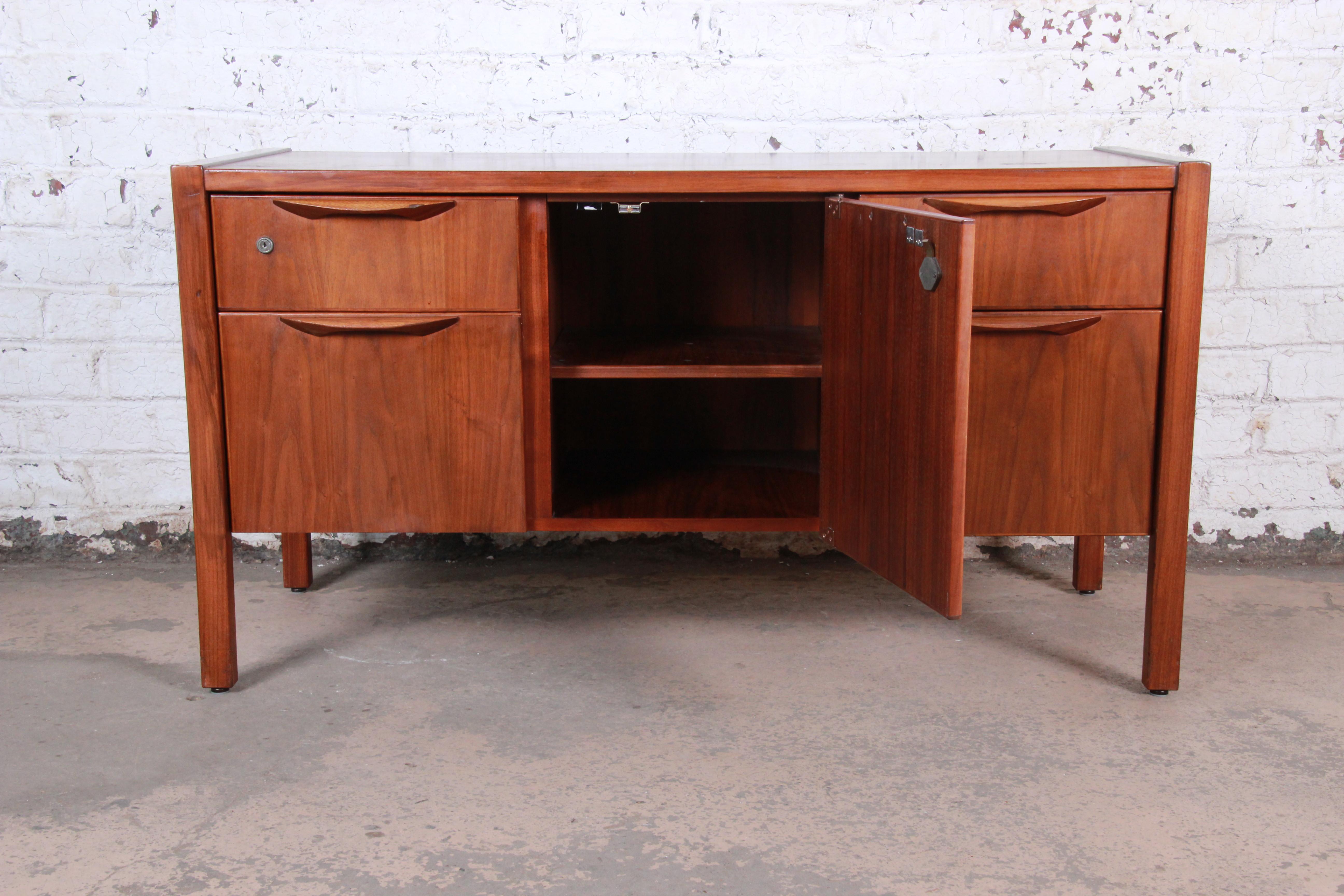 Jens Risom Mid-Century Modern Walnut Credenza, 1960s 6