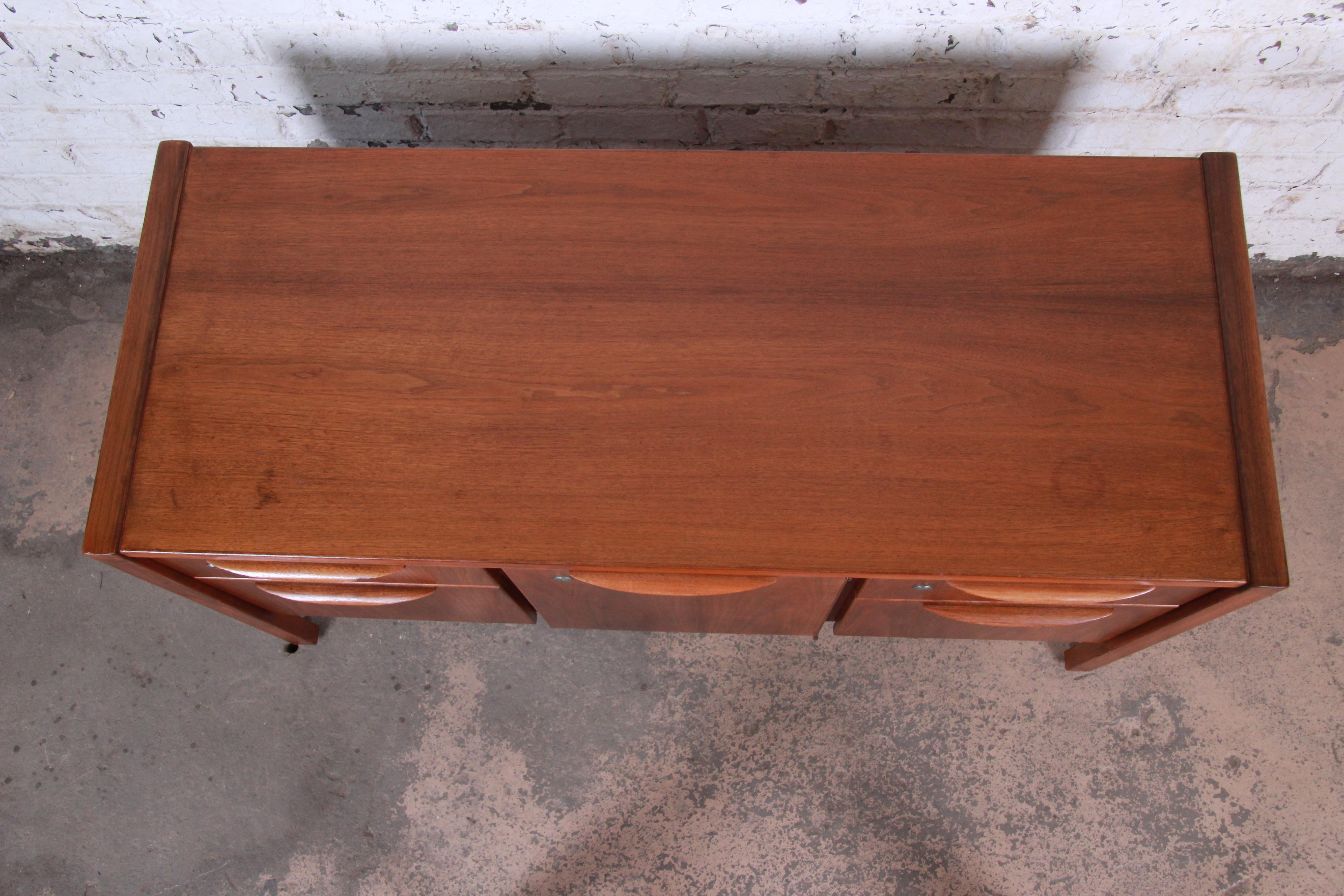 Jens Risom Mid-Century Modern Walnut Credenza, 1960s 7