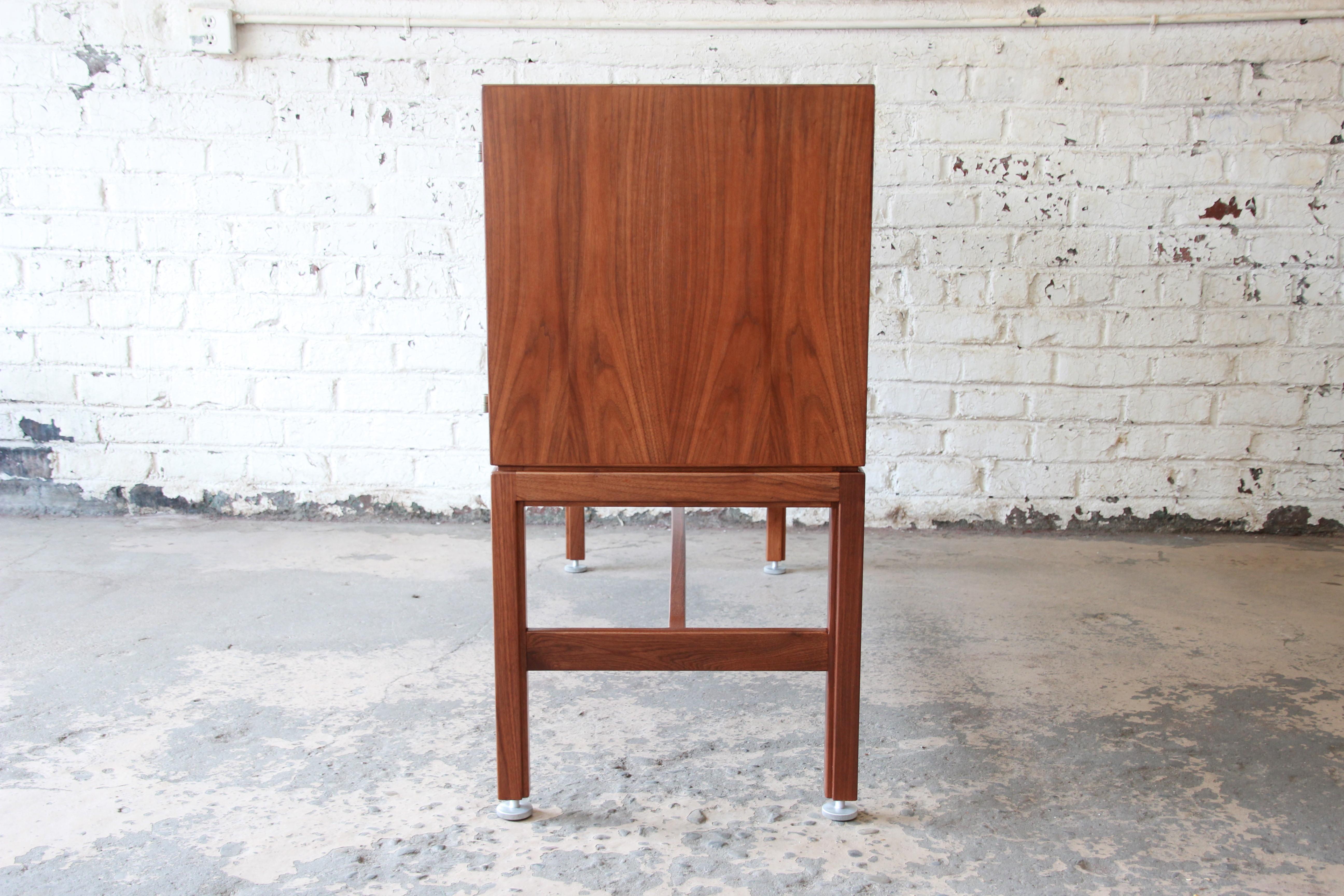 Jens Risom Mid-Century Modern Walnut Credenza, 1960s 10