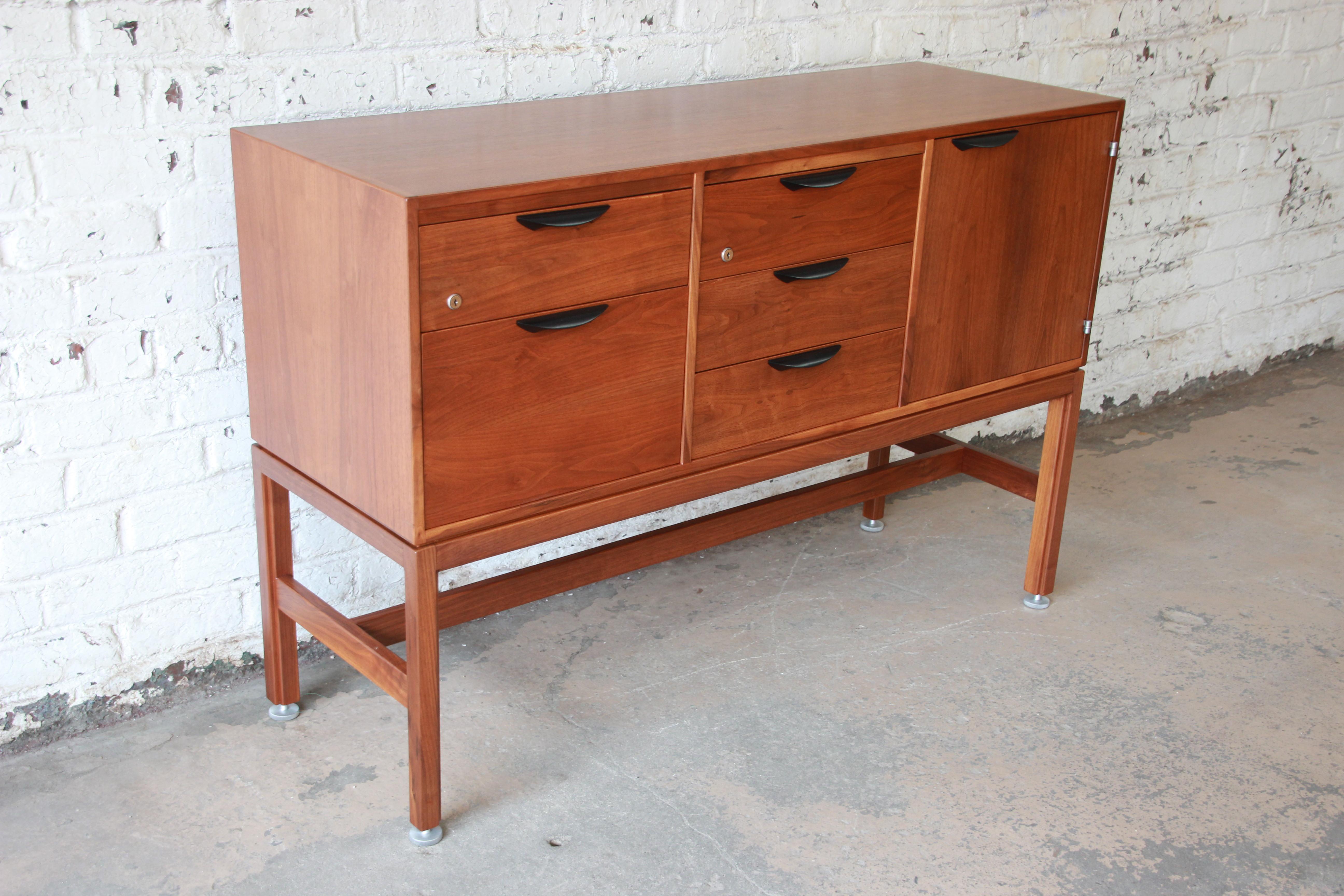 Jens Risom Mid-Century Modern Walnut Credenza, 1960s In Good Condition In South Bend, IN