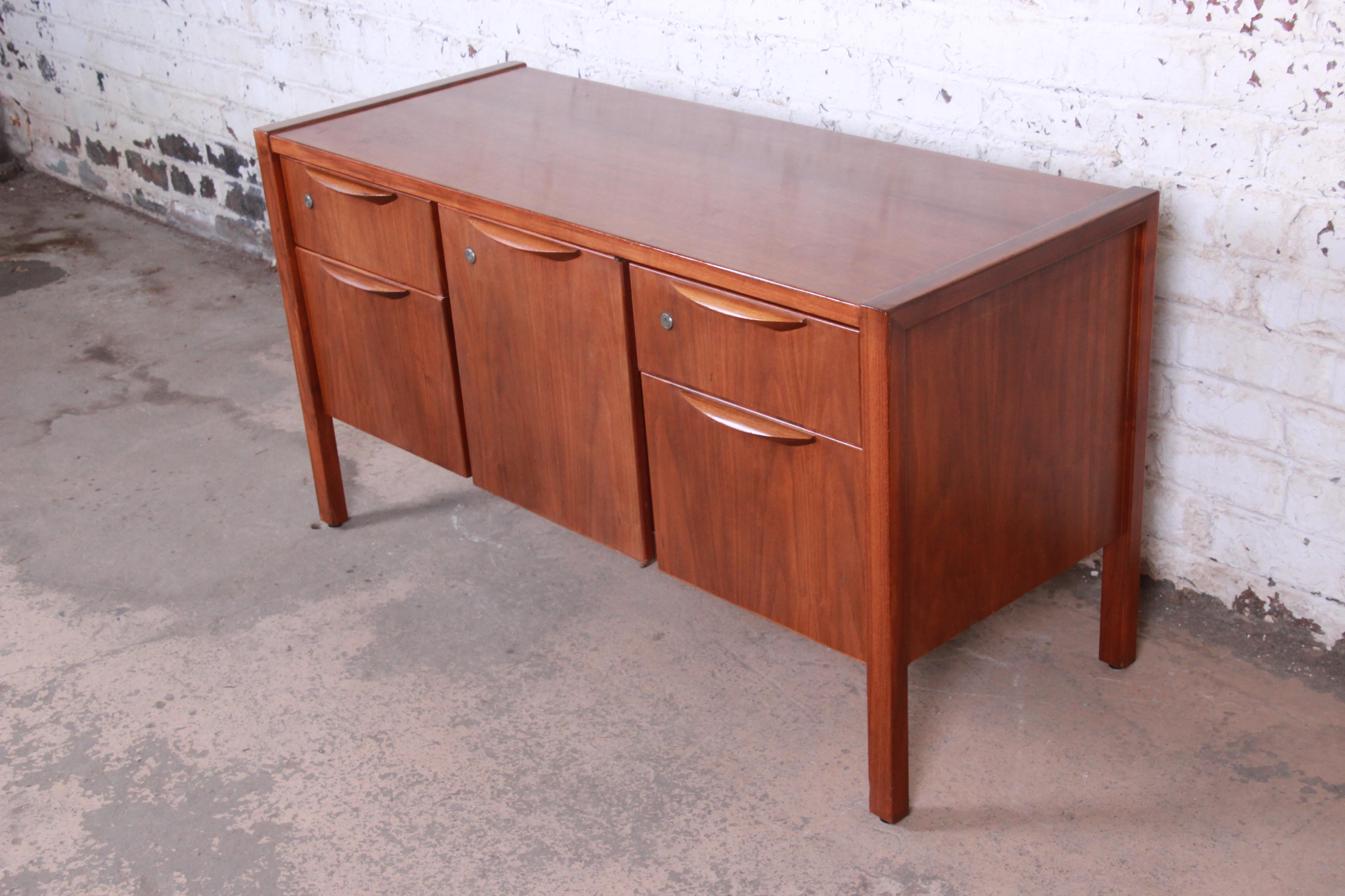 Jens Risom Mid-Century Modern Walnut Credenza, 1960s In Good Condition In South Bend, IN