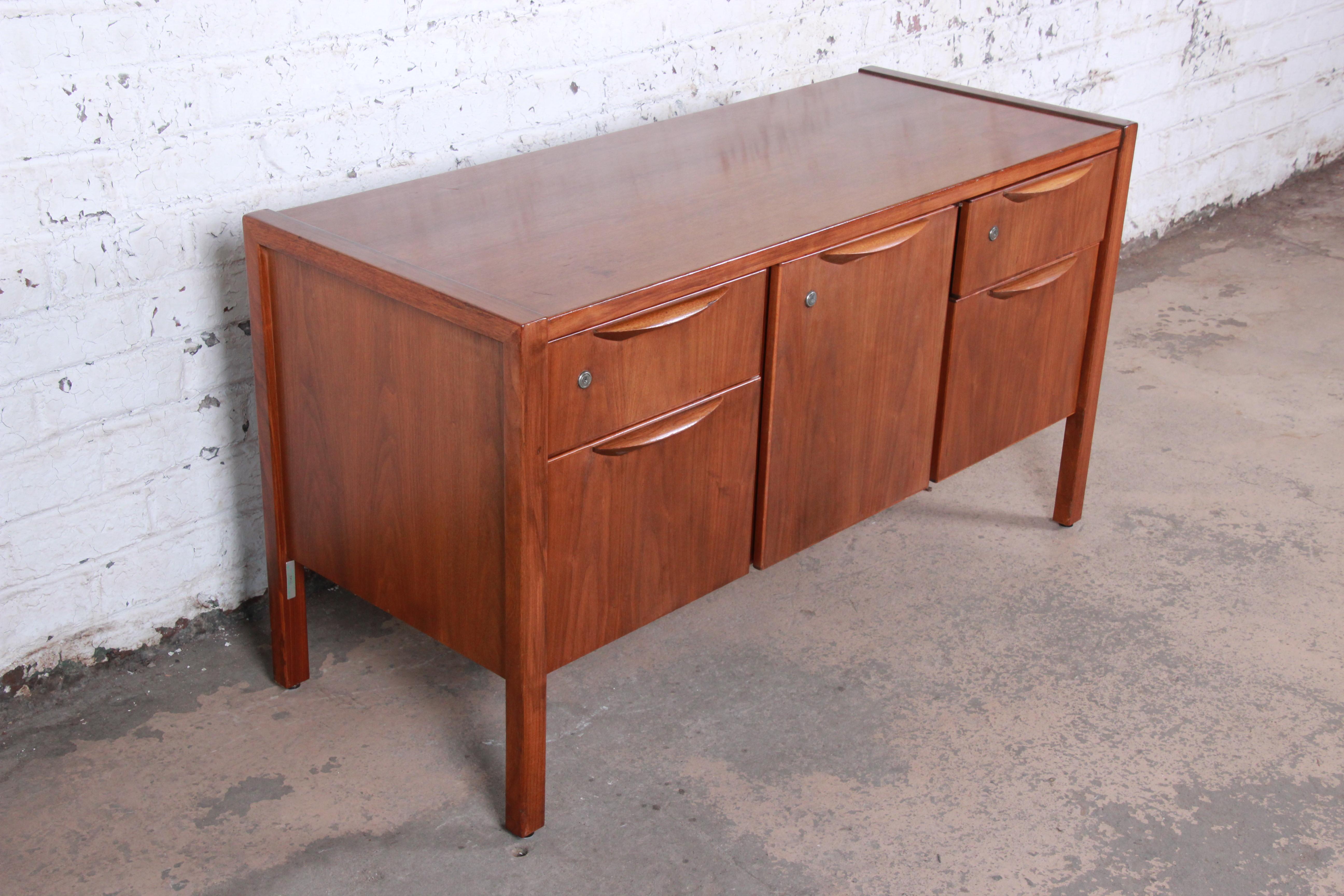 Mid-20th Century Jens Risom Mid-Century Modern Walnut Credenza, 1960s