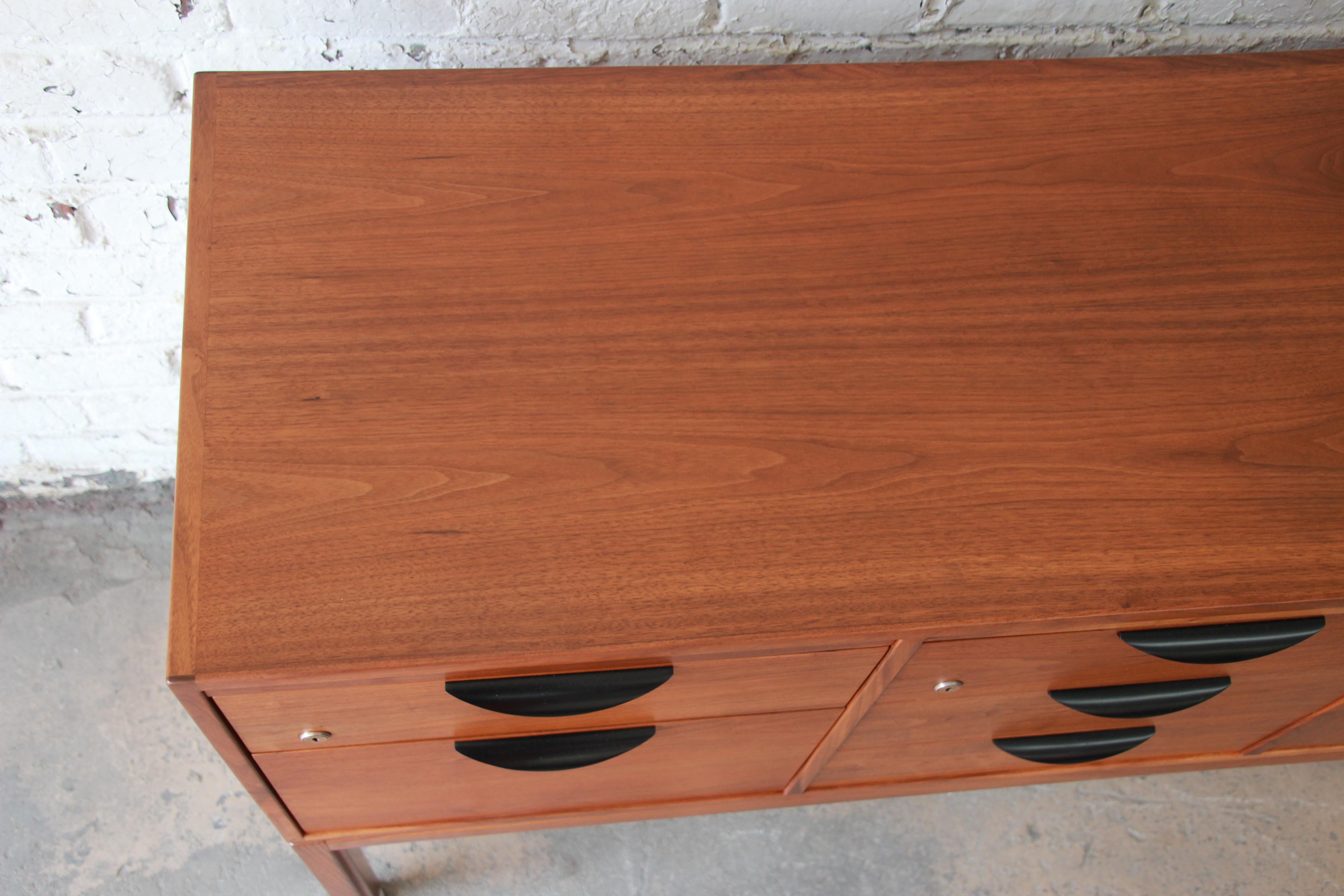 Jens Risom Mid-Century Modern Walnut Credenza, 1960s 1