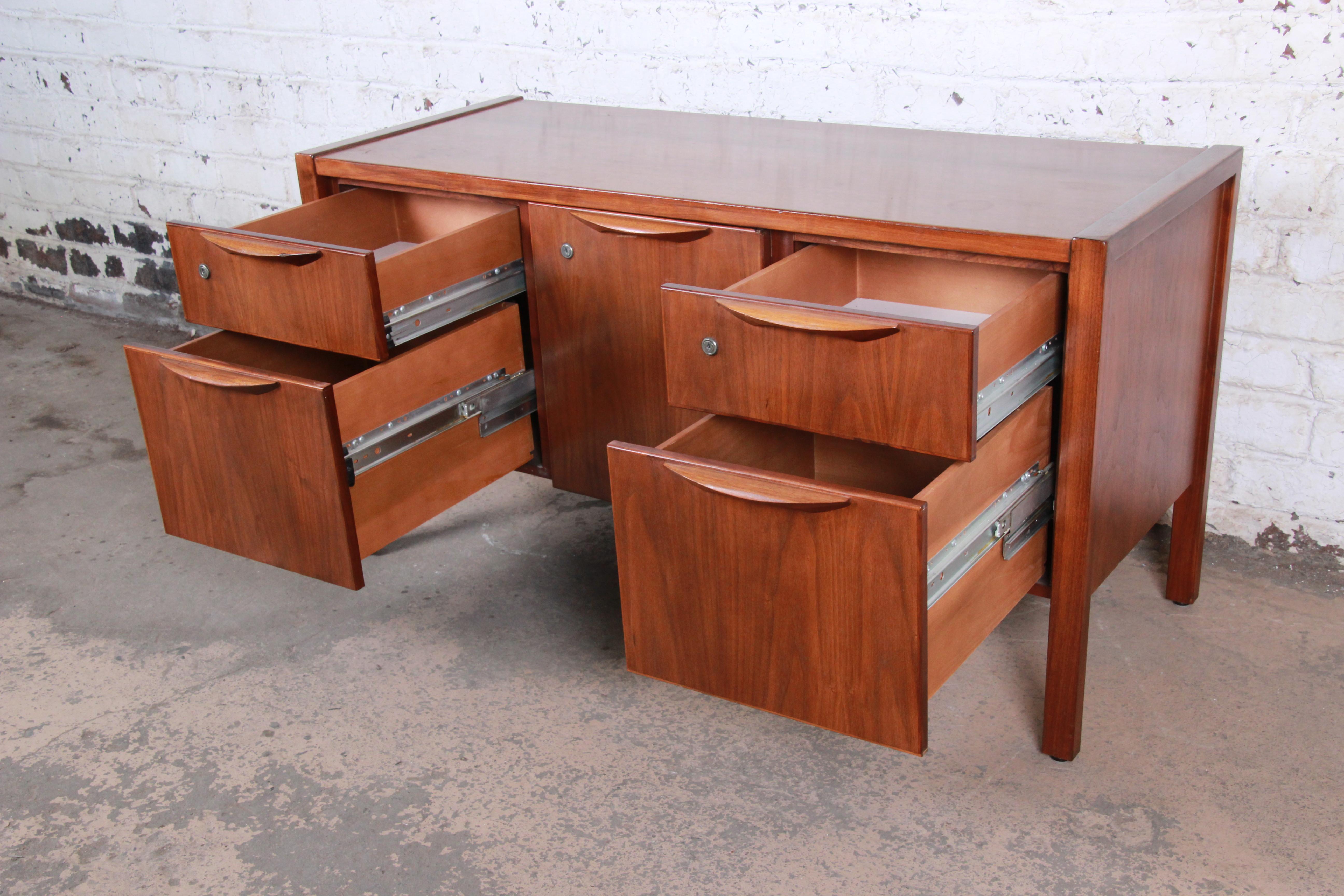 Jens Risom Mid-Century Modern Walnut Credenza, 1960s 3