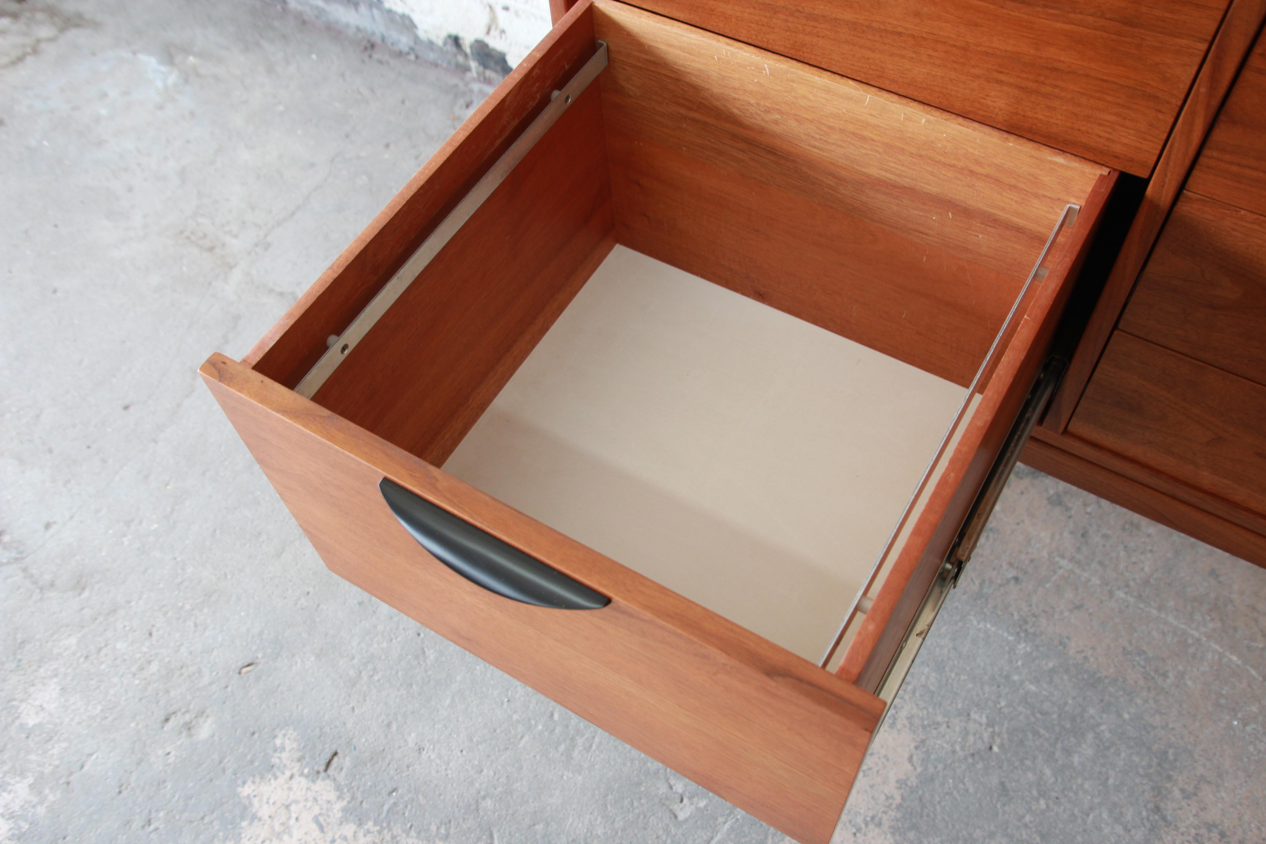 Jens Risom Mid-Century Modern Walnut Credenza, 1960s 4