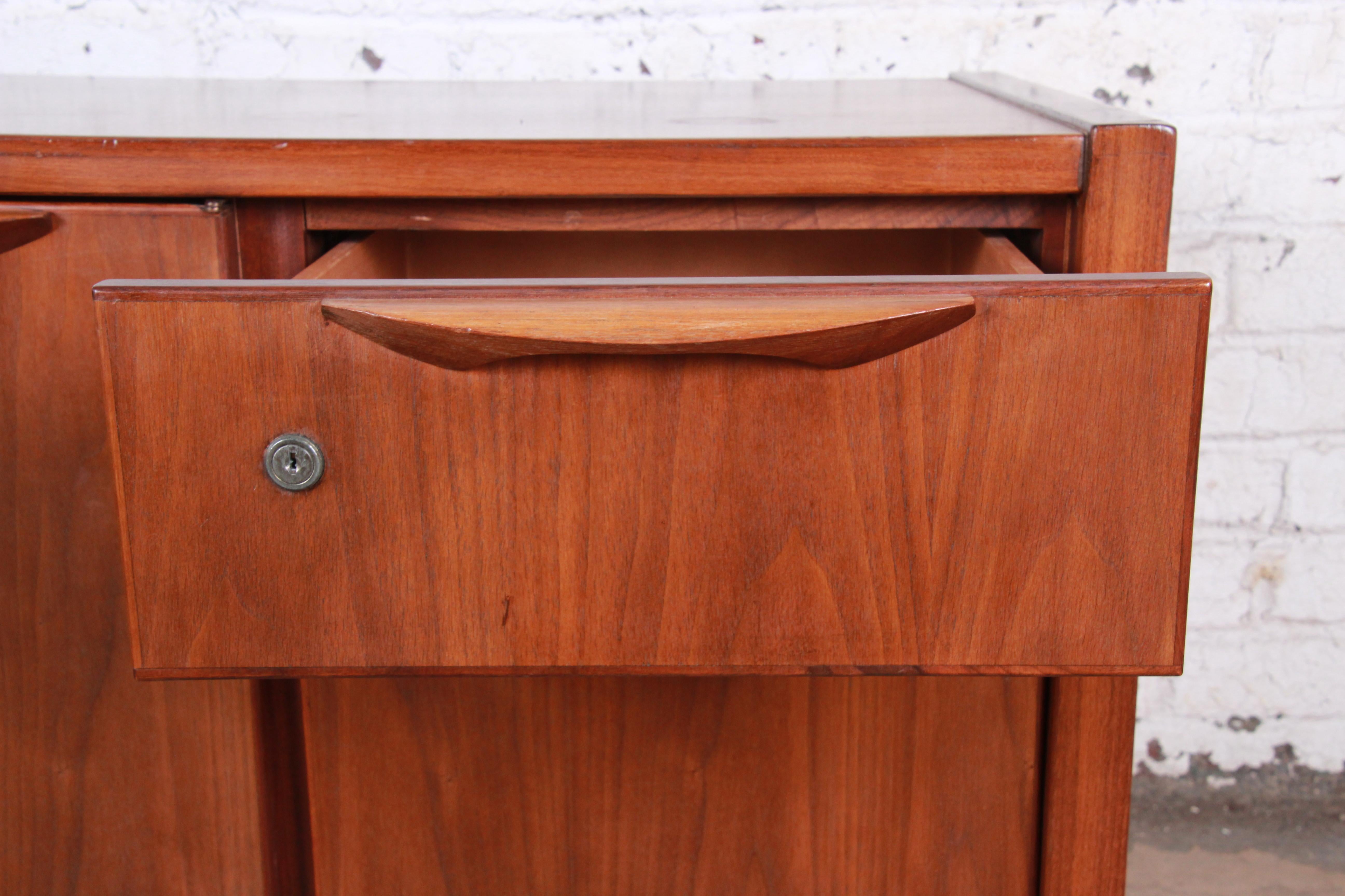 Jens Risom Mid-Century Modern Walnut Credenza, 1960s 4