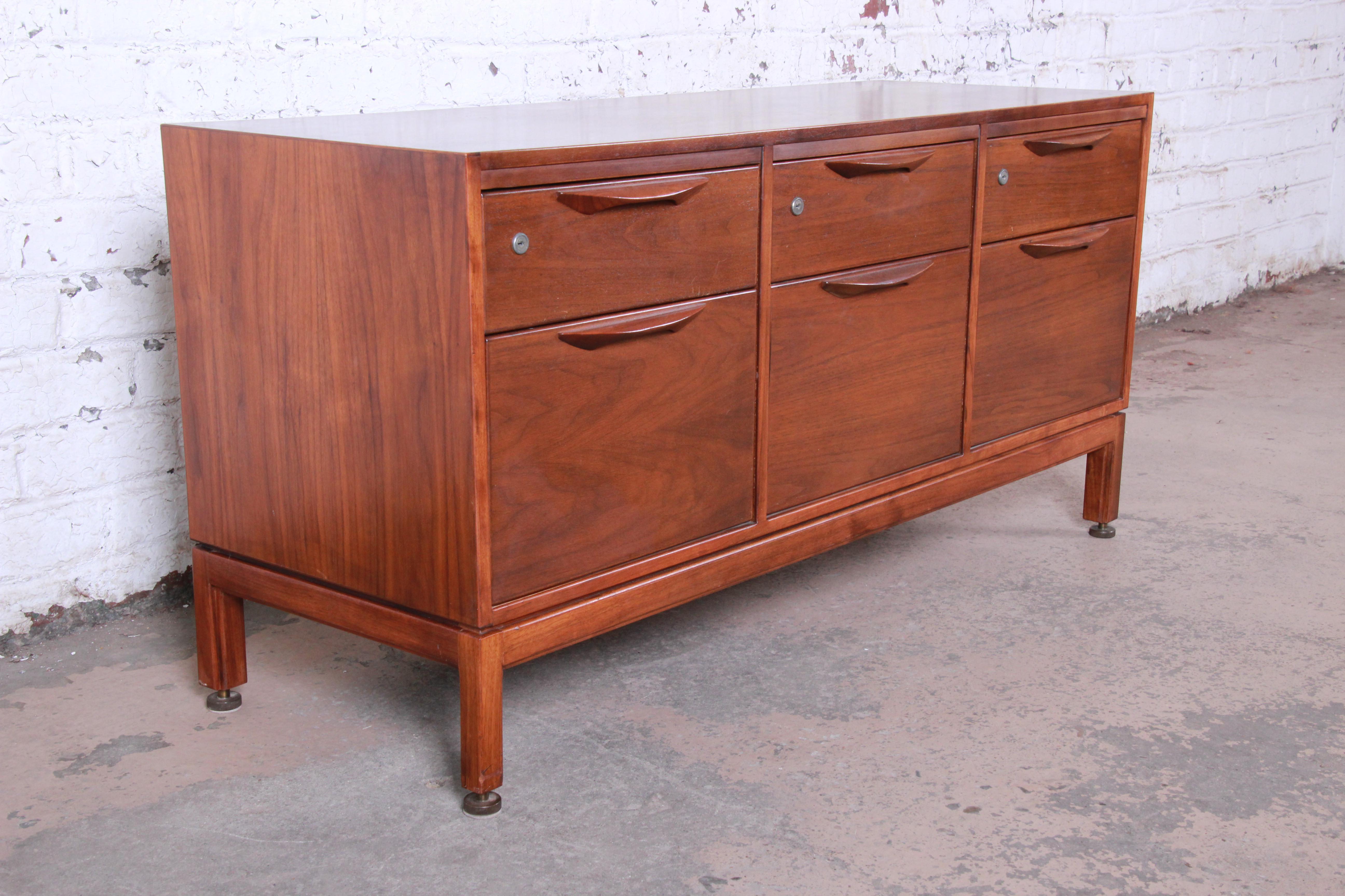 Jens Risom Mid-Century Modern Walnut Credenza In Good Condition In South Bend, IN