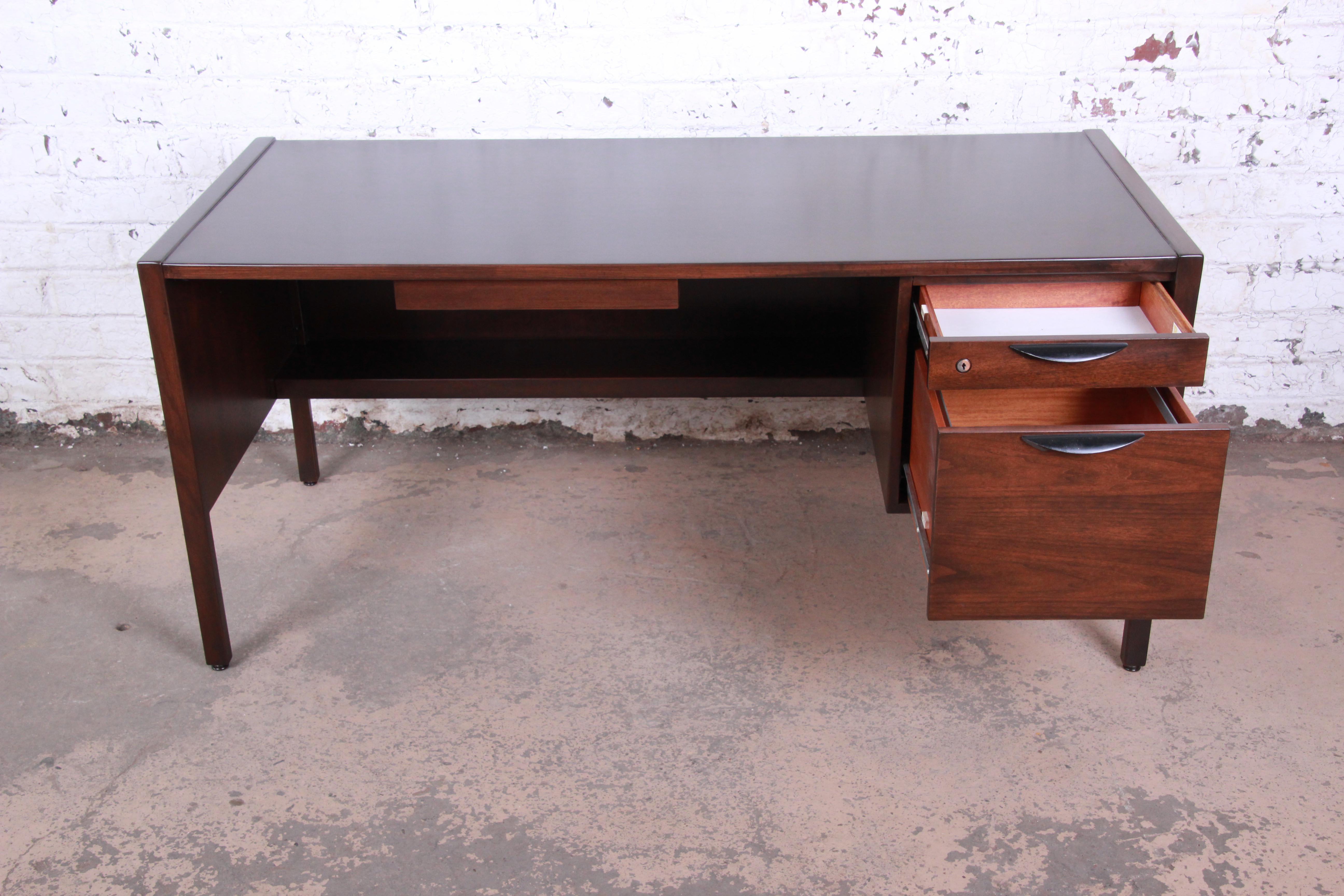 Jens Risom Mid-Century Modern Walnut Executive Desk, 1960s 1