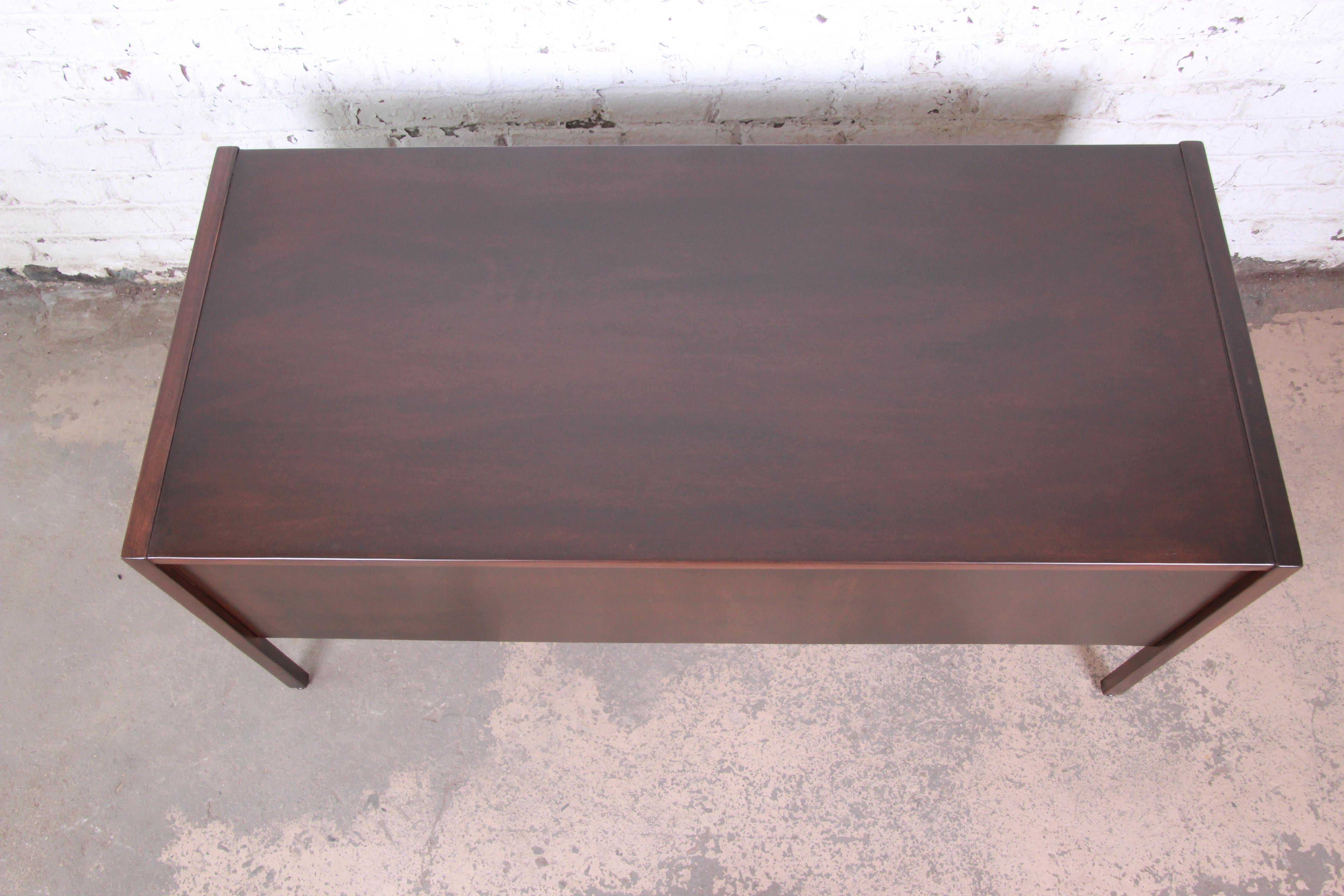 Jens Risom Mid-Century Modern Walnut Executive Desk, 1960s 4