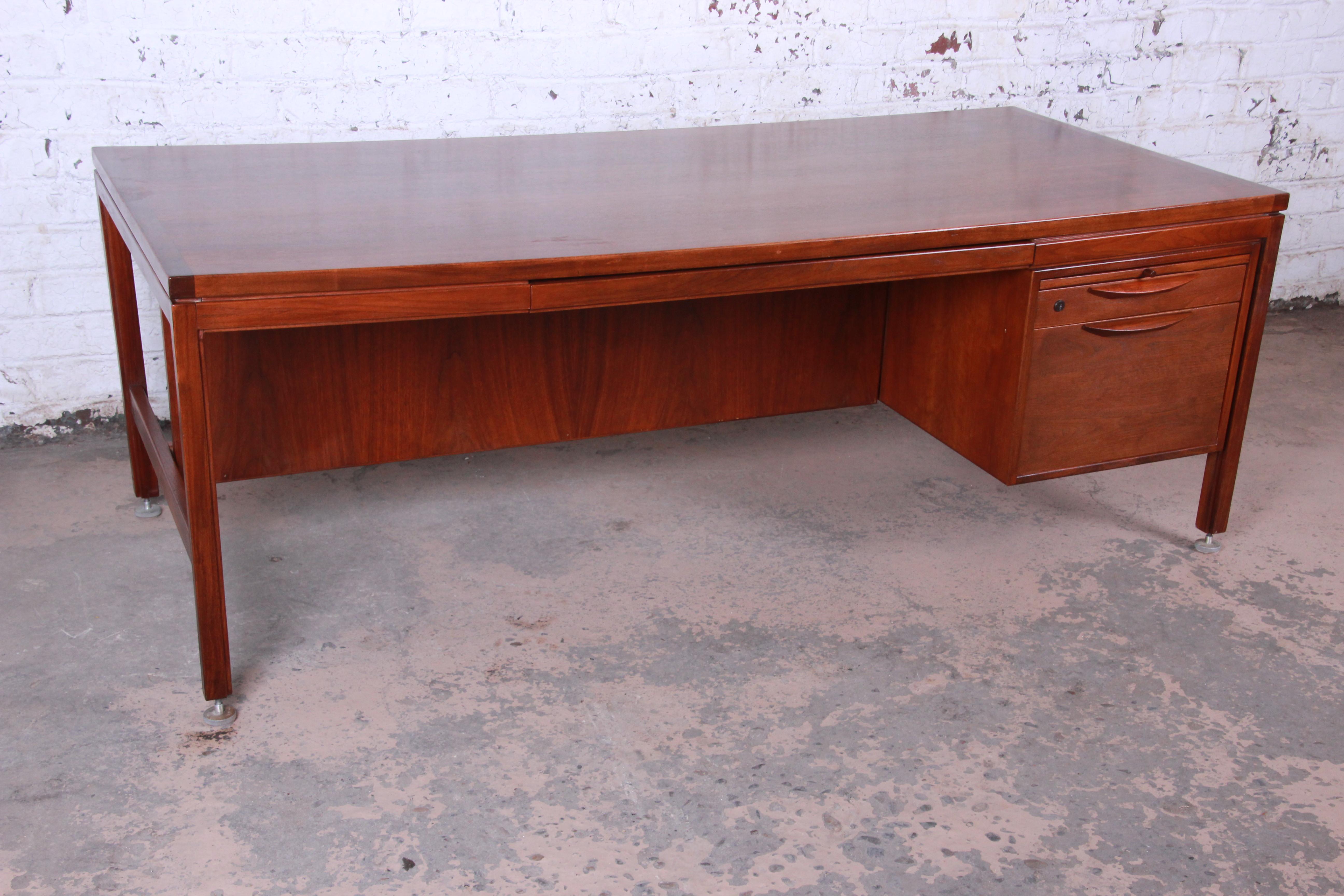 Jens Risom Mid-Century Modern Walnut Executive Desk In Good Condition In South Bend, IN