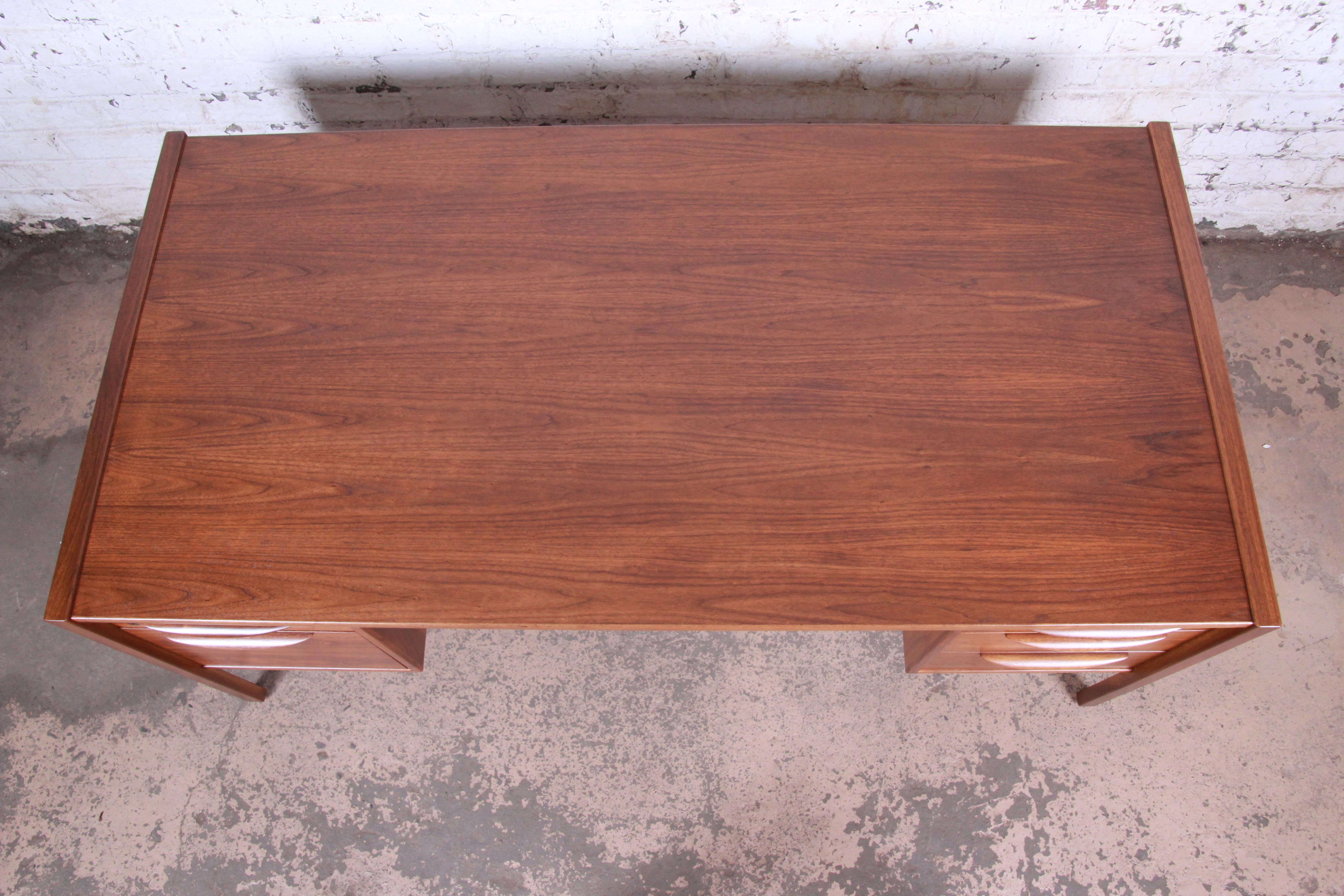 Jens Risom Mid-Century Modern Walnut Executive Desk, Newly Restored In Good Condition In South Bend, IN