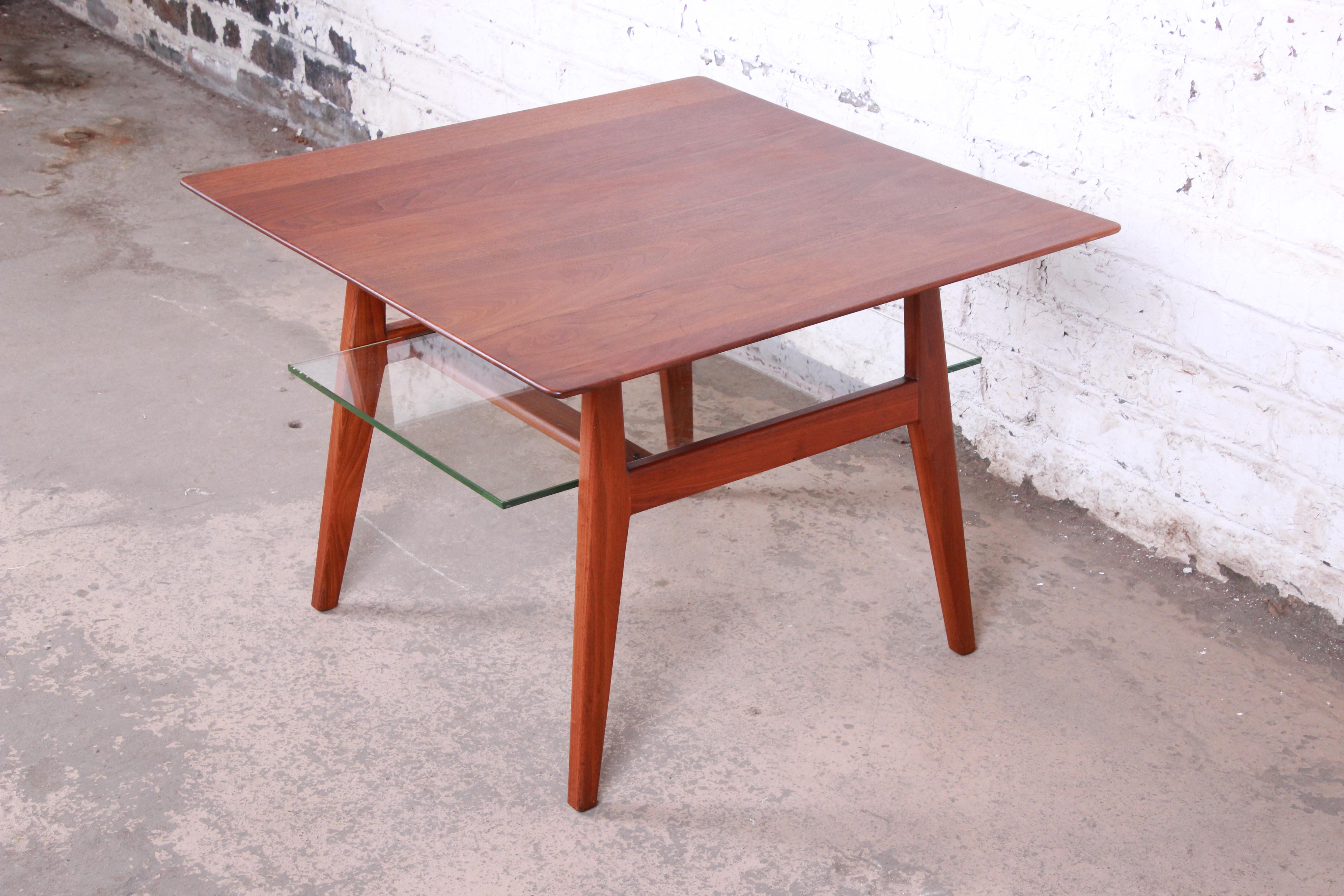 A sleek and stylish solid walnut and glass two-tier occasional side table

By Jens Risom for Jens Risom Design, Inc.

USA, 1950s

Measures: 31.75