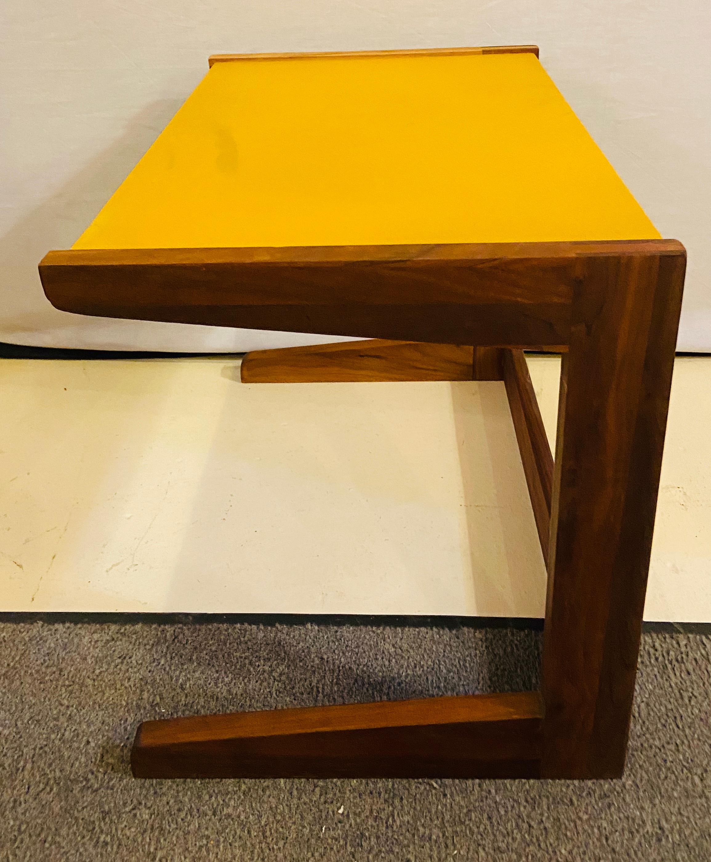 Jens Risom Mid-Century Modern Walnut Vinyl Nesting Side Tables, Set of Three 7