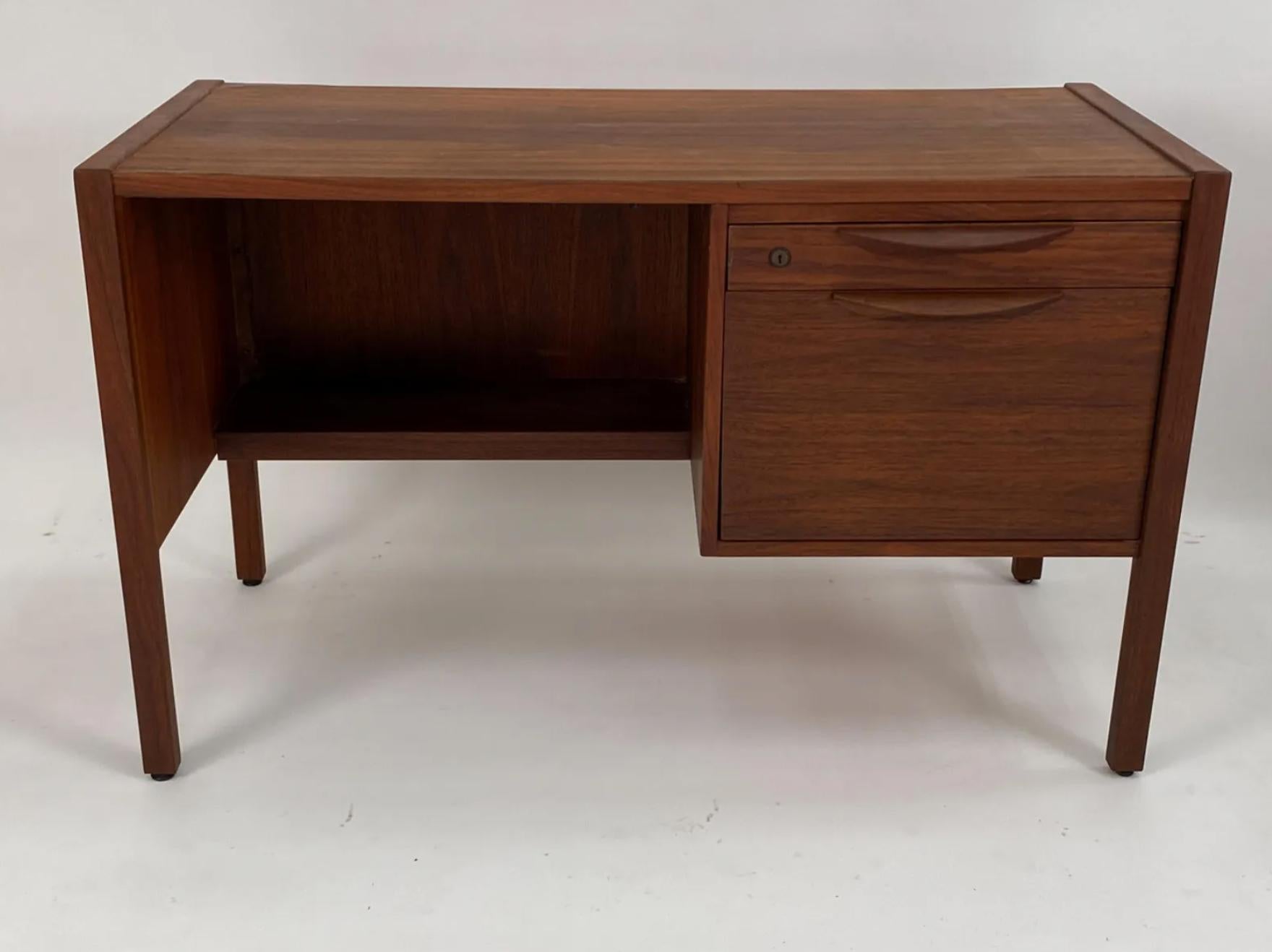 Jens Risom (Danish American,1916-2016) Mid-Century Modern walnut writing desk. Features 2 drawers with beautiful walnut handles. Key included. 

Dimensions: H 28.5