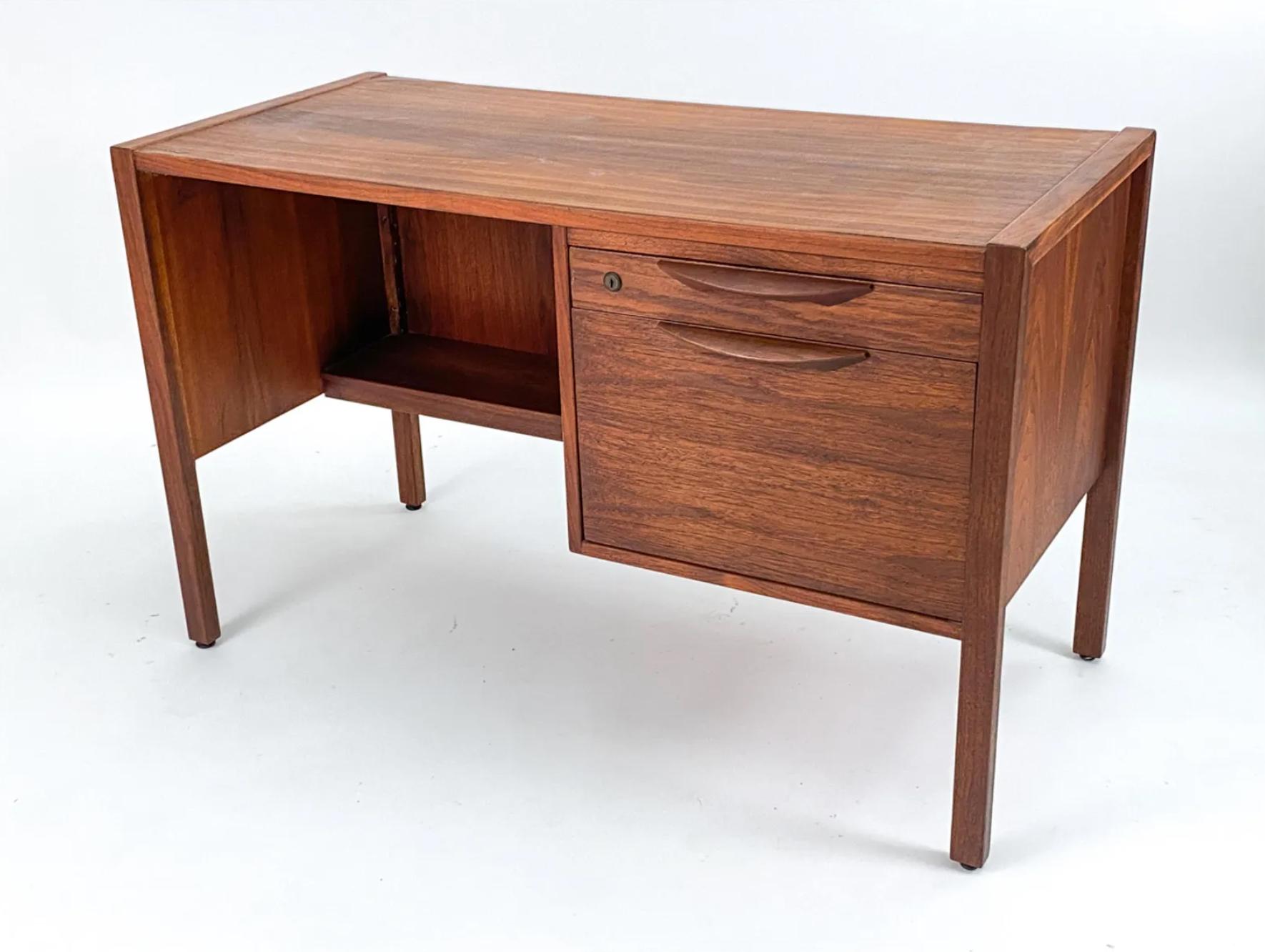 Jens Risom Mid-Century Modern Schreibtisch aus Nussbaum (Moderne der Mitte des Jahrhunderts) im Angebot