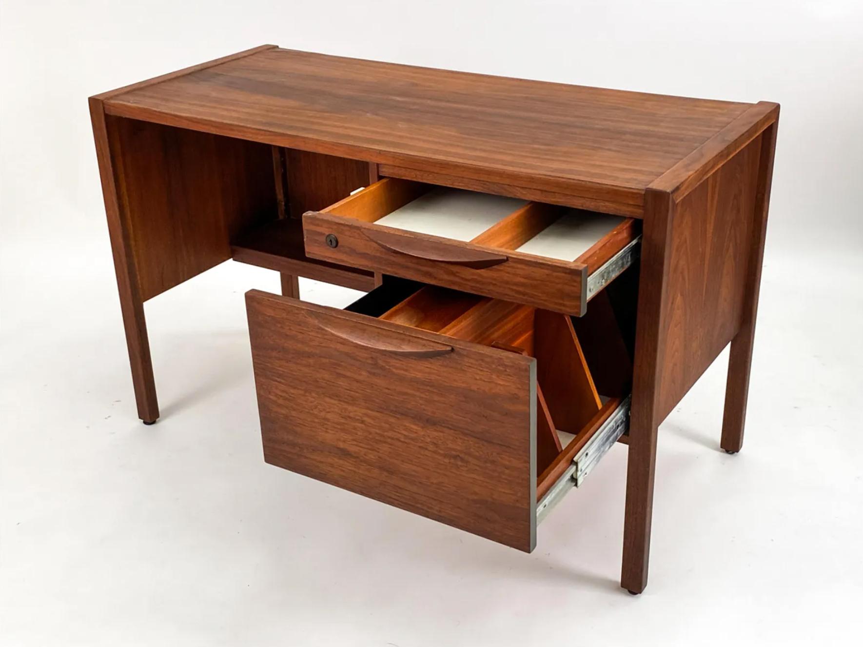 Jens Risom Mid-Century Modern Walnut Writing Desk In Good Condition For Sale In Philadelphia, PA
