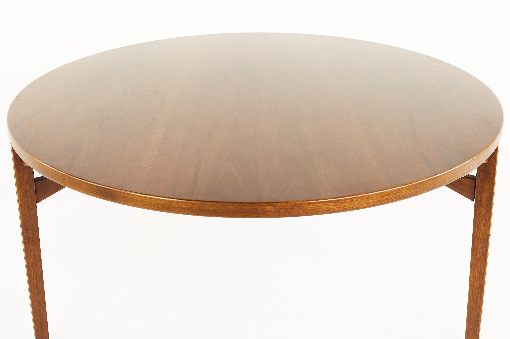 Jens Risom Mid Century Round 3 Leg Walnut Dining Table In Good Condition In Countryside, IL
