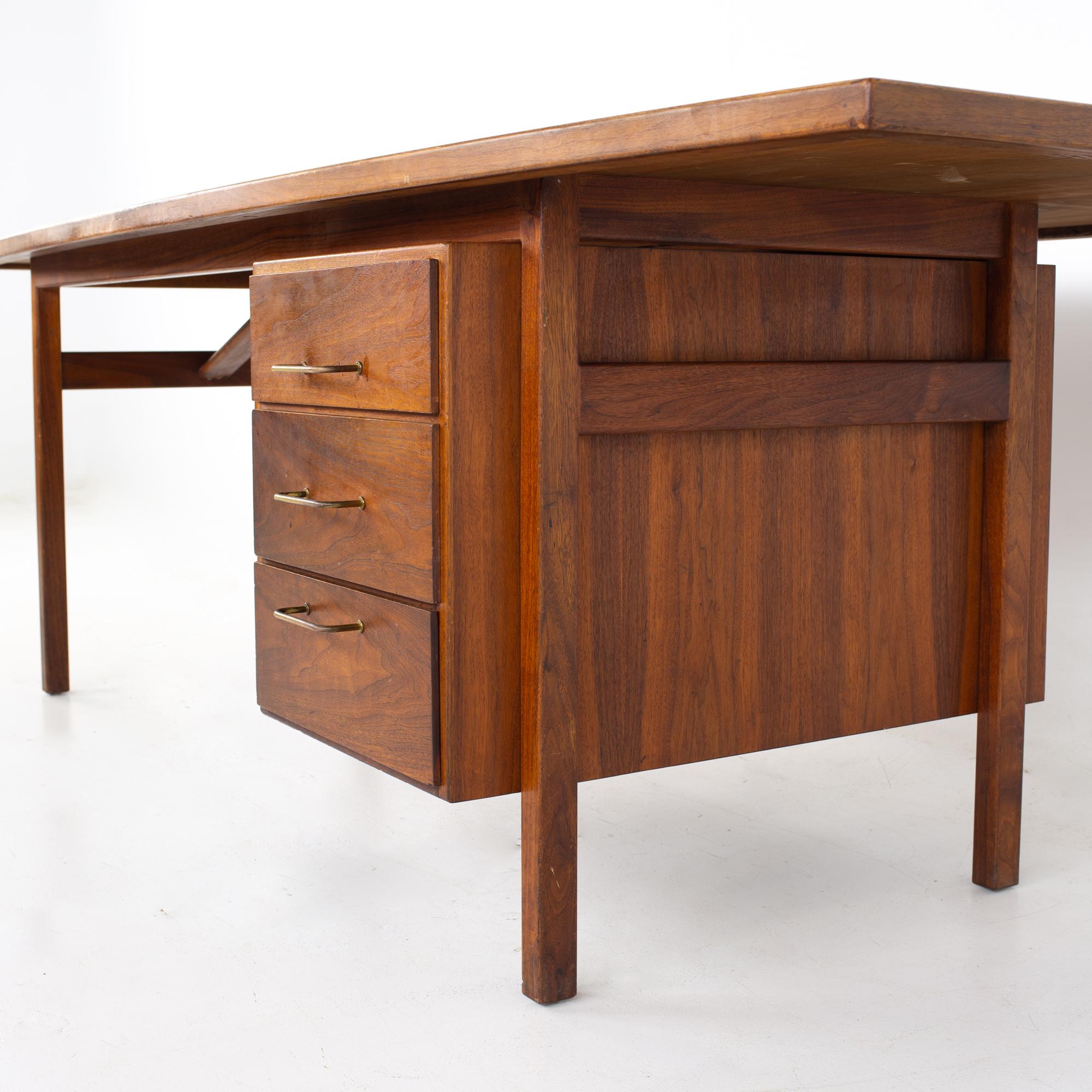 Jens Risom Mid Century Surfboard Walnut Executive Desk In Good Condition In Countryside, IL