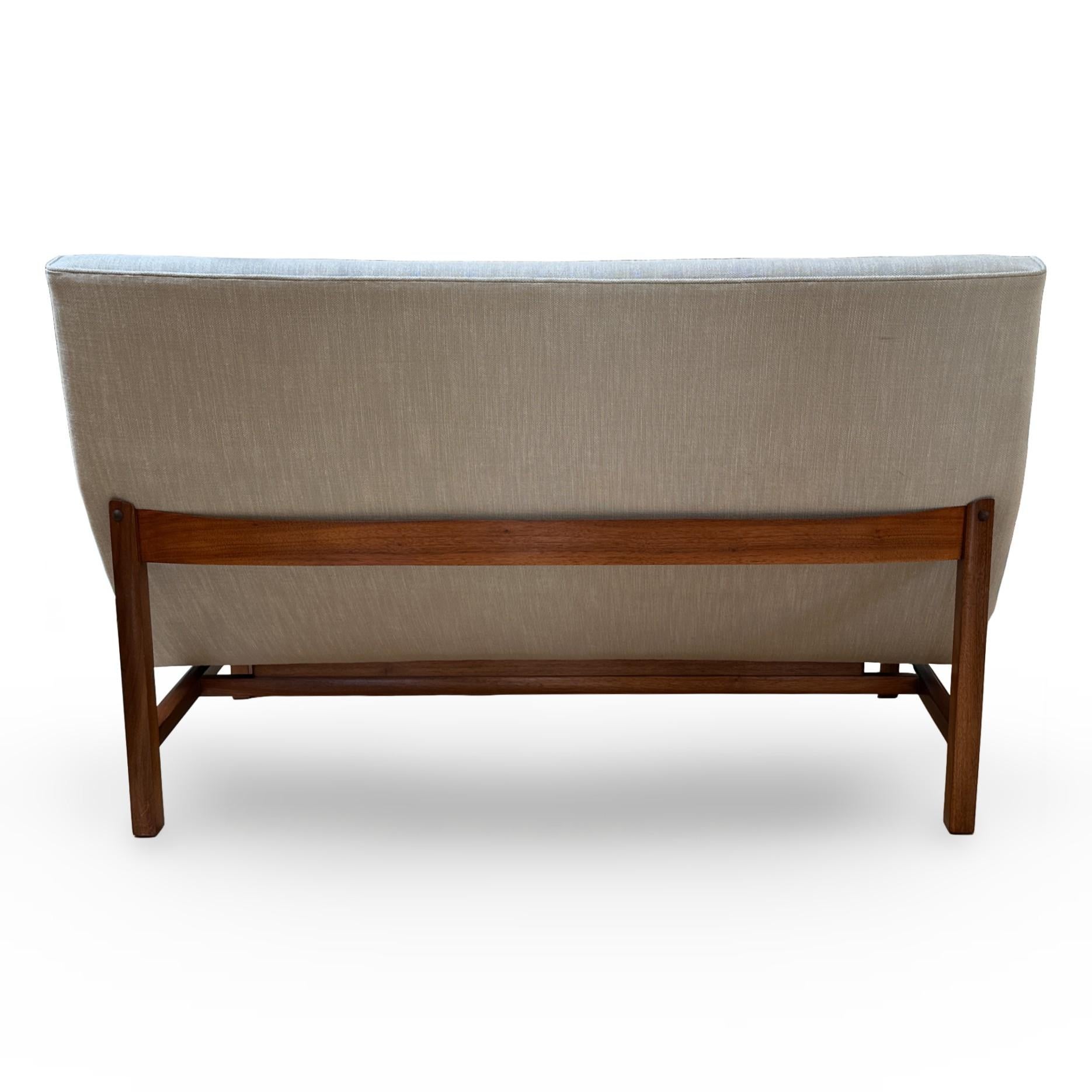 Jens Risom Loveseat U-150 de mediados de siglo con tapicería nueva en venta 4