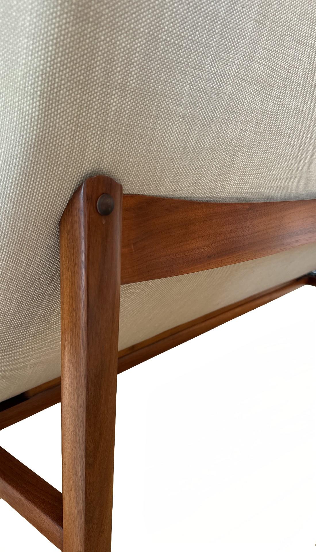 Jens Risom Loveseat U-150 de mediados de siglo con tapicería nueva en venta 5
