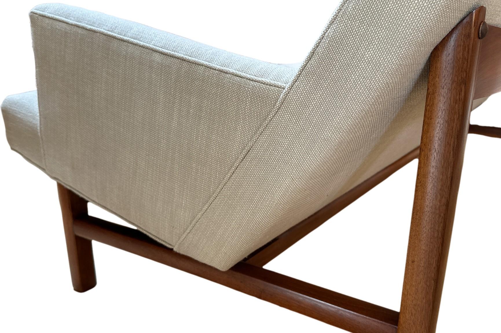 Jens Risom Loveseat U-150 de mediados de siglo con tapicería nueva en venta 6