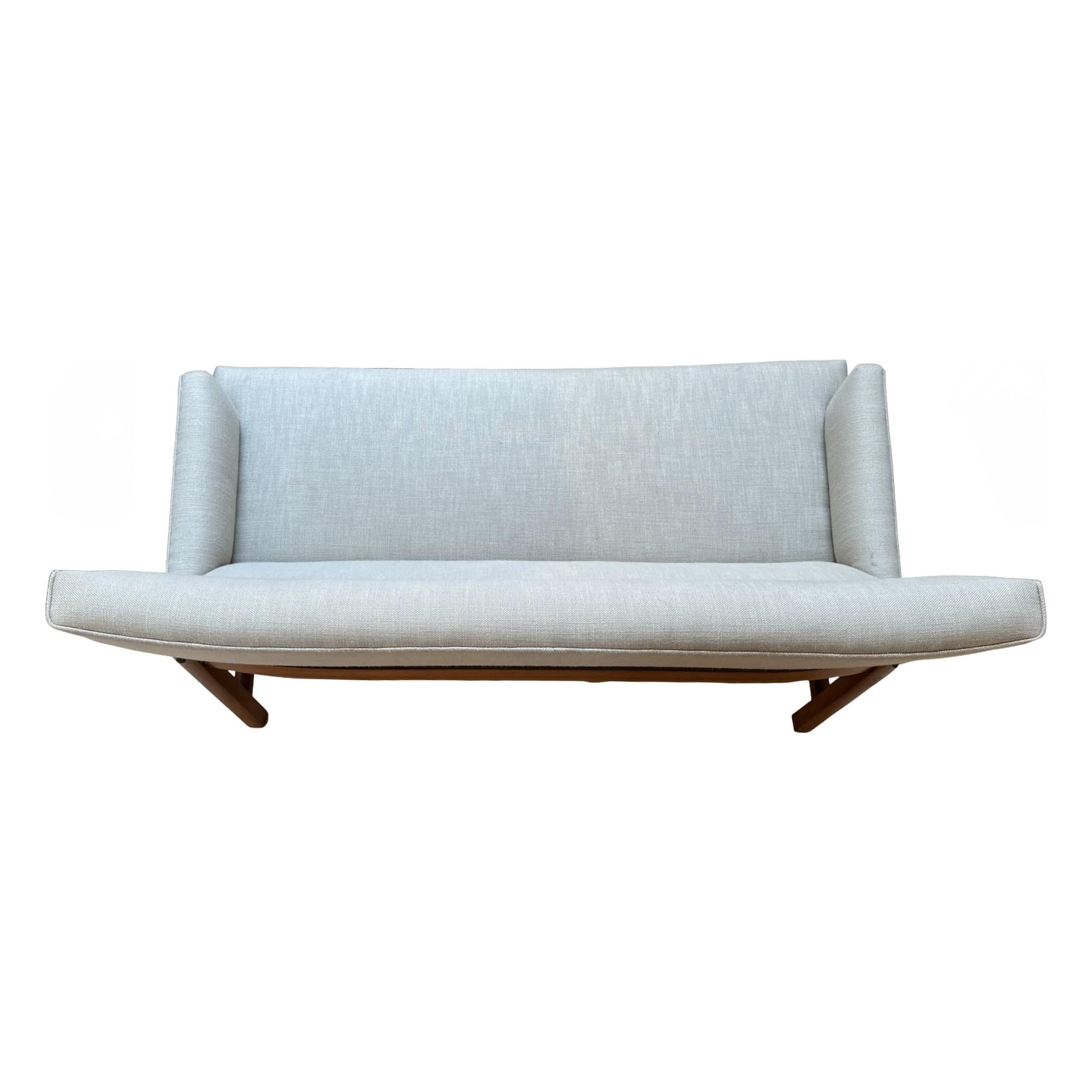 Jens Risom Loveseat U-150 de mediados de siglo con tapicería nueva en venta 7