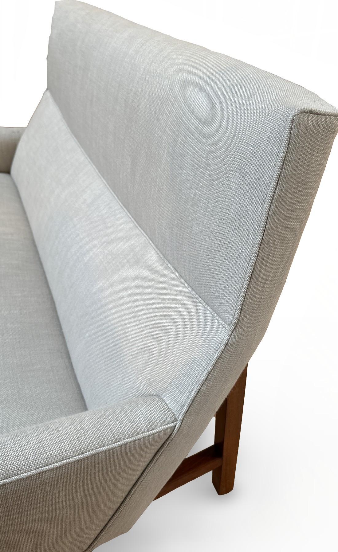 Jens Risom Loveseat U-150 de mediados de siglo con tapicería nueva en venta 9