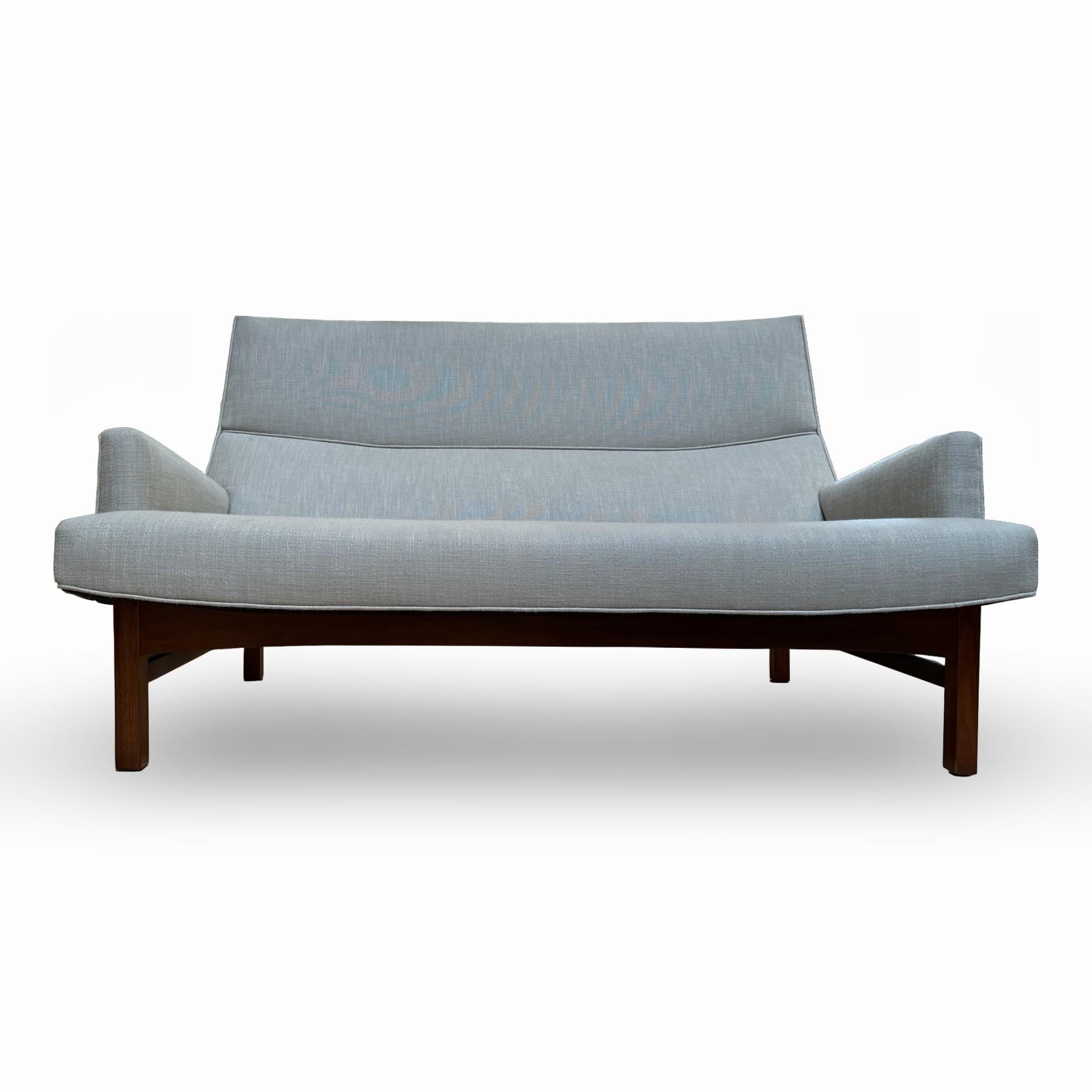 Jens Risom Loveseat U-150 de mediados de siglo con tapicería nueva en venta 11