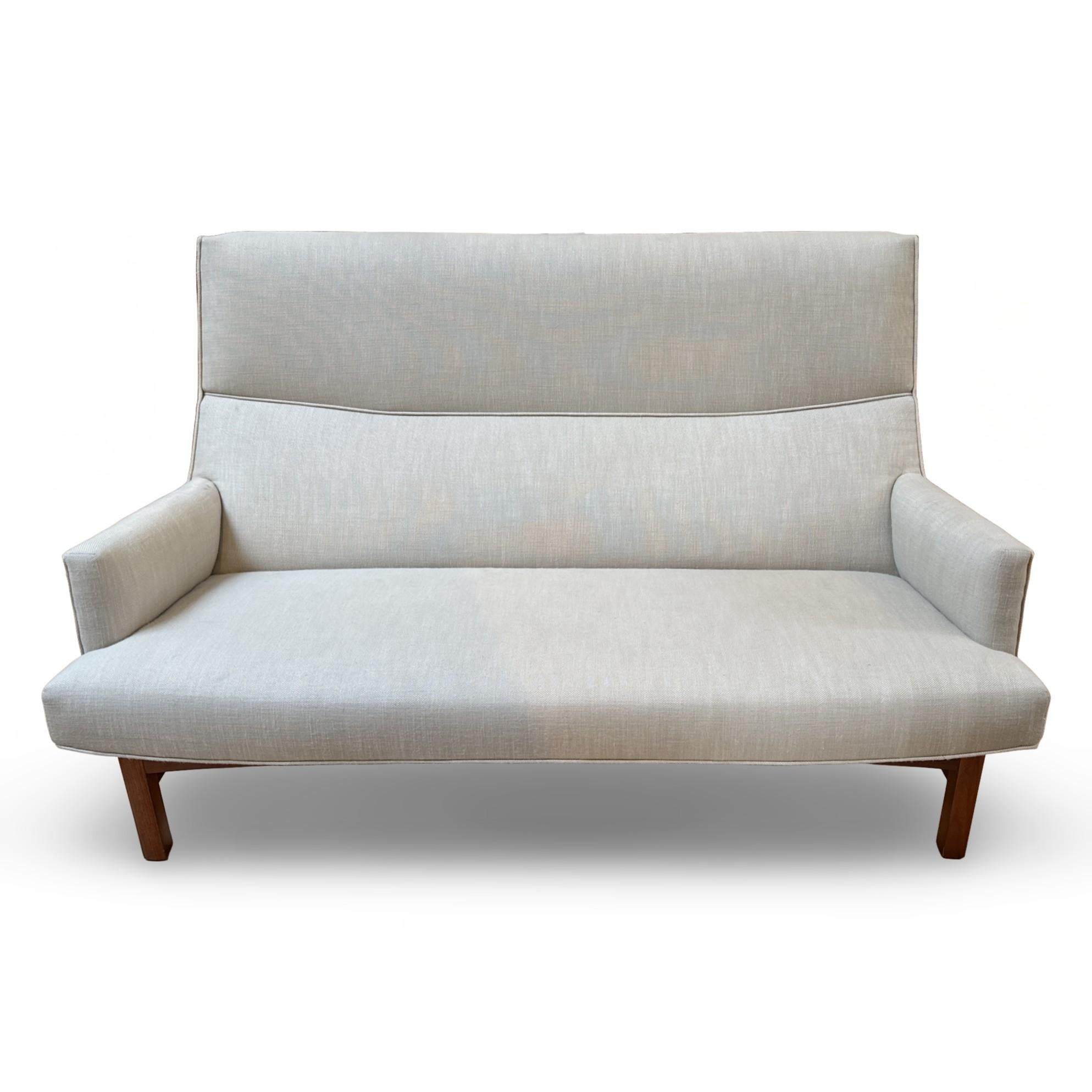 Jens Risom Loveseat U-150 de mediados de siglo con tapicería nueva Moderno de mediados de siglo en venta