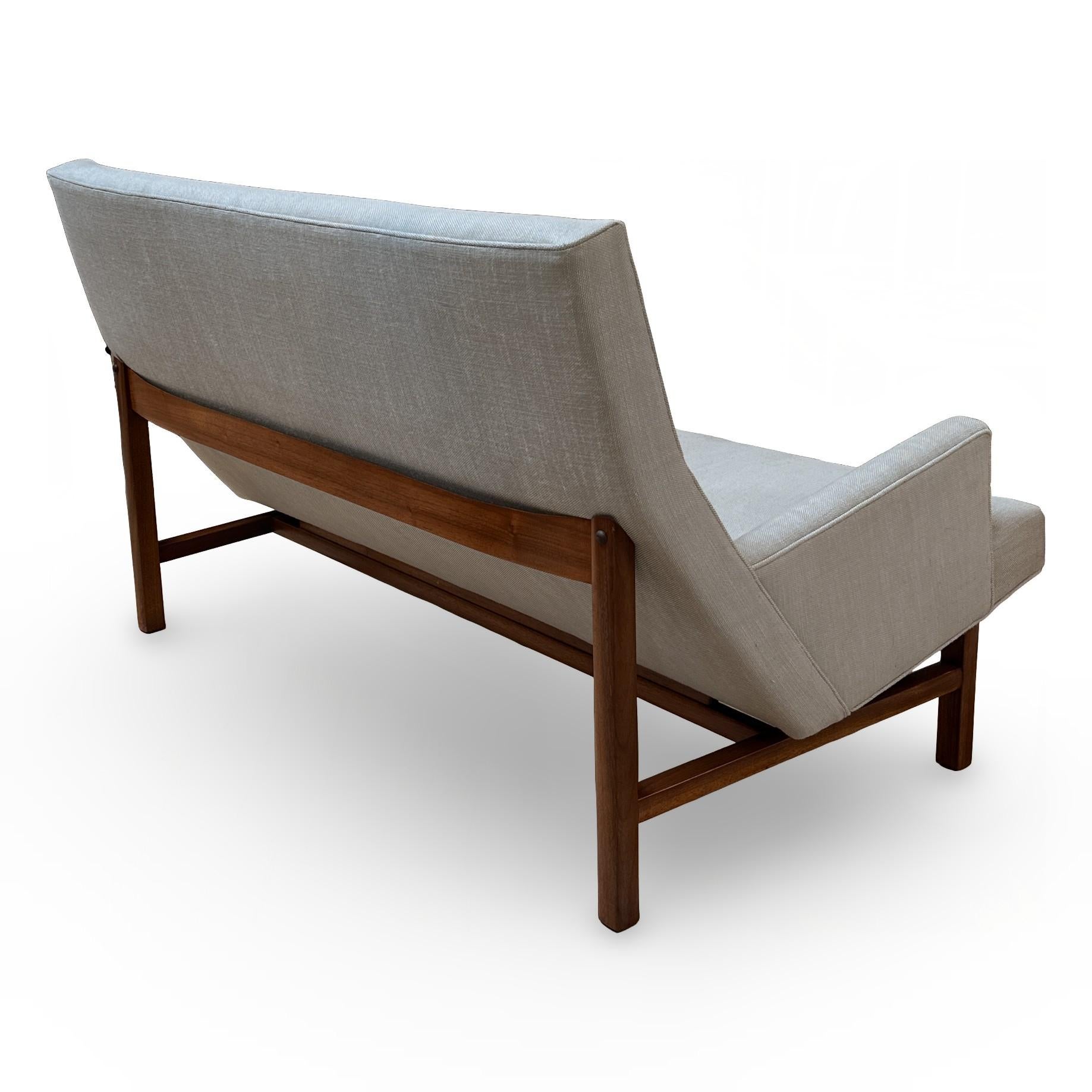 Jens Risom Loveseat U-150 de mediados de siglo con tapicería nueva siglo XX en venta