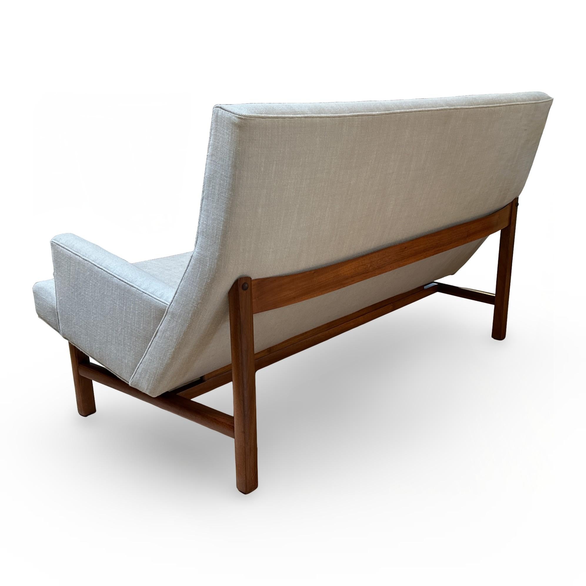 Jens Risom Loveseat U-150 de mediados de siglo con tapicería nueva Tapicería en venta