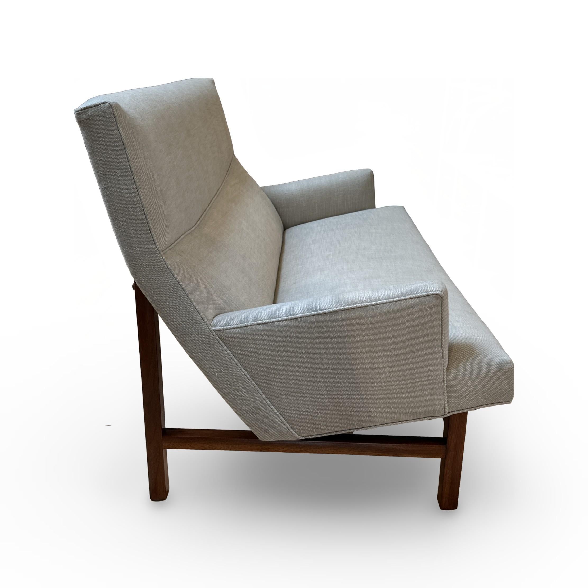 Jens Risom Loveseat U-150 de mediados de siglo con tapicería nueva en venta 1