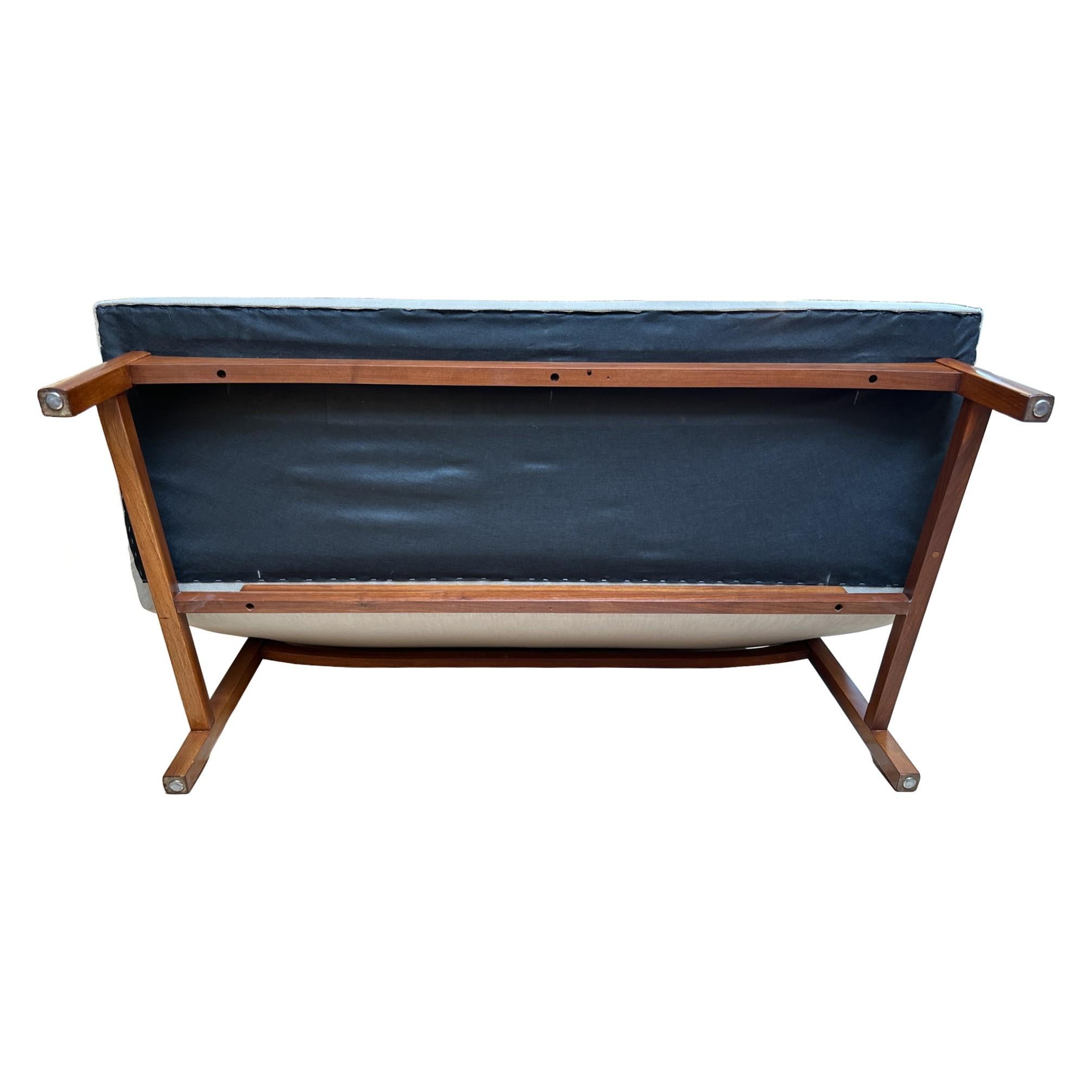 Jens Risom Loveseat U-150 de mediados de siglo con tapicería nueva en venta 3