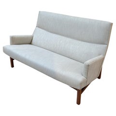 Jens Risom Loveseat U-150 de mediados de siglo con tapicería nueva