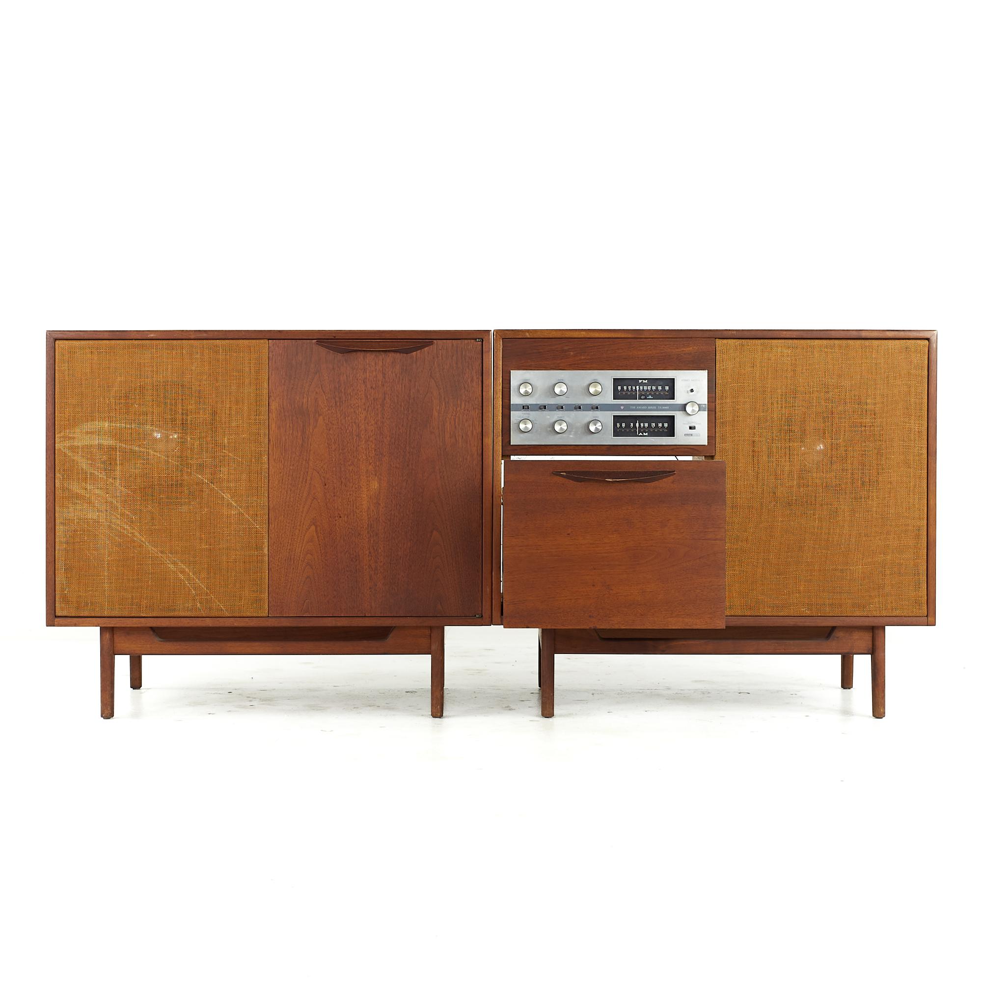 Jens Risom Midcentury Walnut 2 Piece Stereo Console For Sale 3
