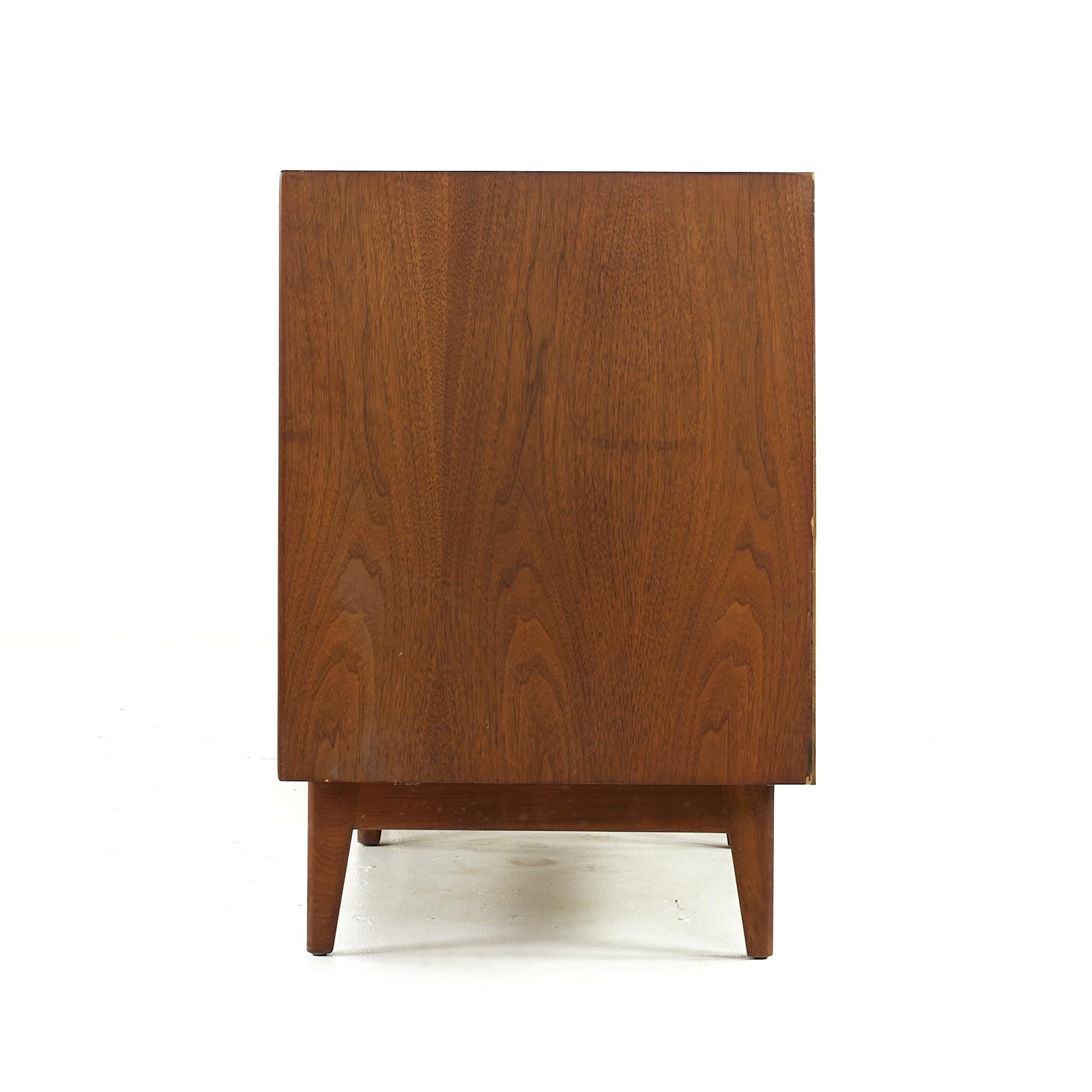 Jens Risom Midcentury Walnut 2 Piece Stereo Console In Good Condition For Sale In Countryside, IL