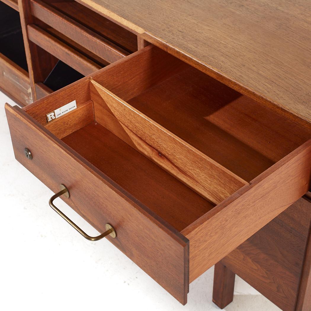 Credenza in noce e ottone di Jens Risom, metà del secolo scorso in vendita 4