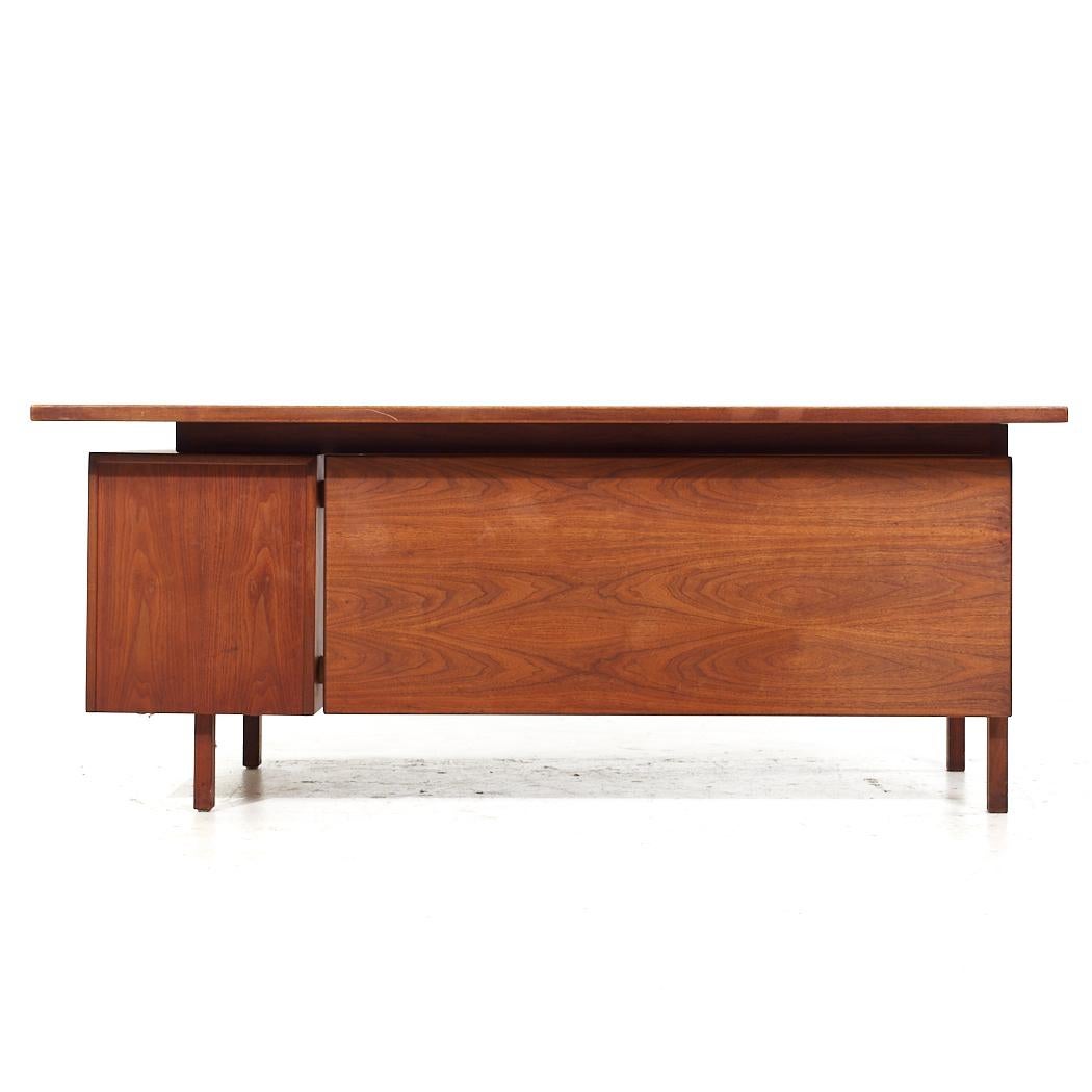 Jens Risom Mid Century Walnut and Brass Desk In Good Condition For Sale In Countryside, IL