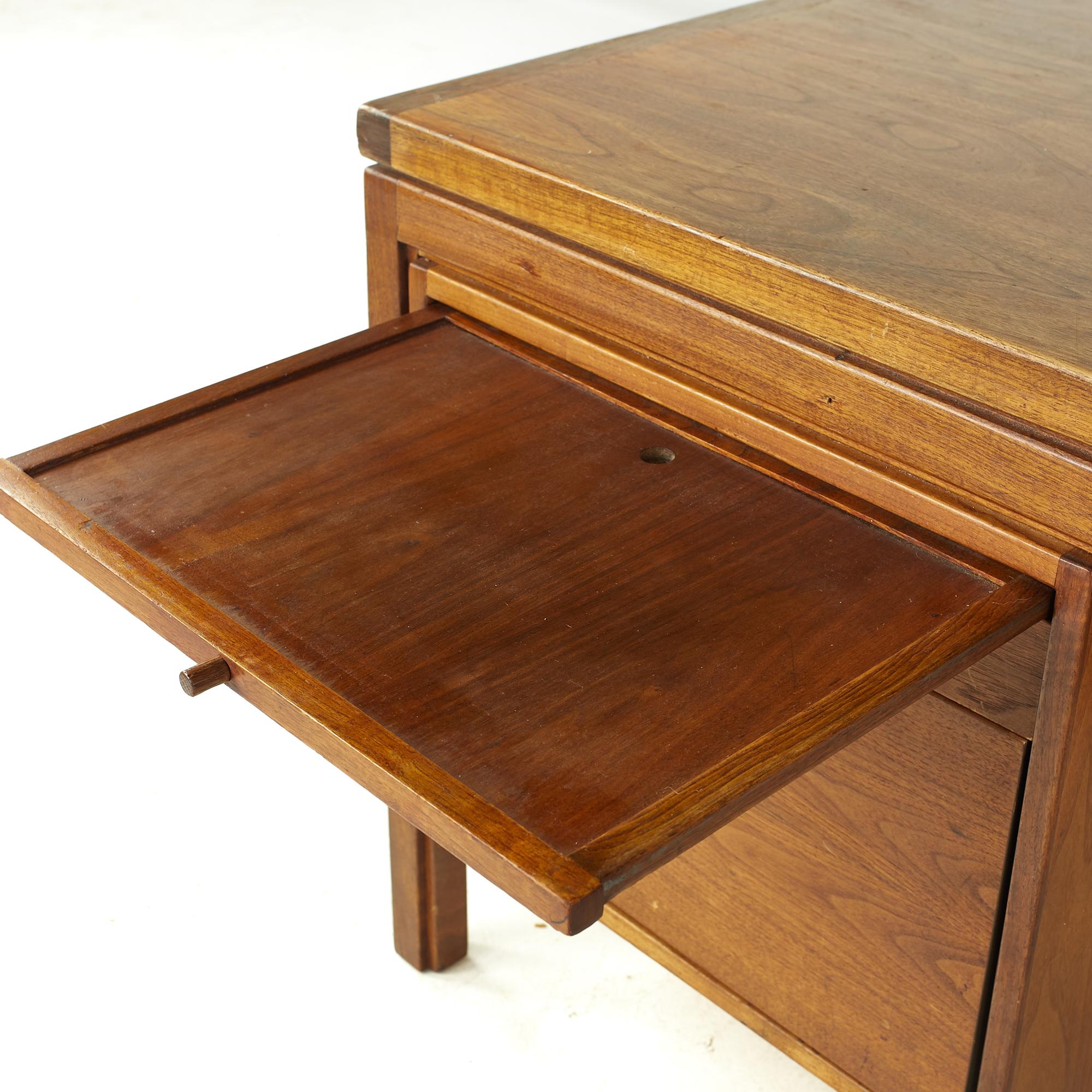 Jens Risom Midcentury Walnut and Brass Executive Desk 5