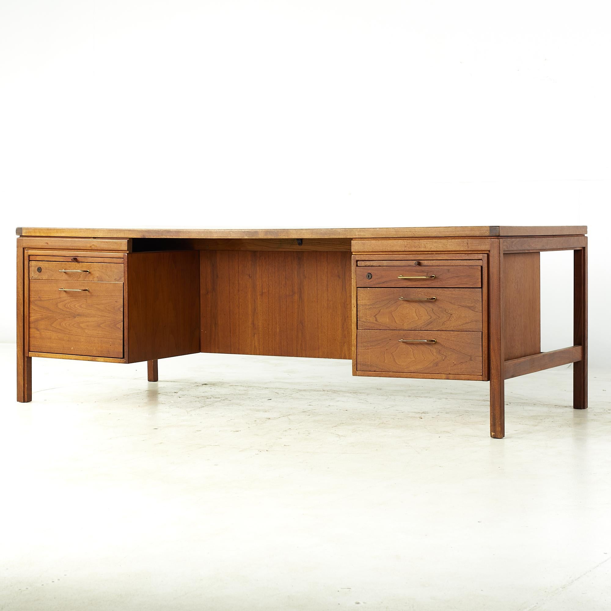 Jens Risom Midcentury Walnut and Brass Executive Desk Moderno de mediados de siglo