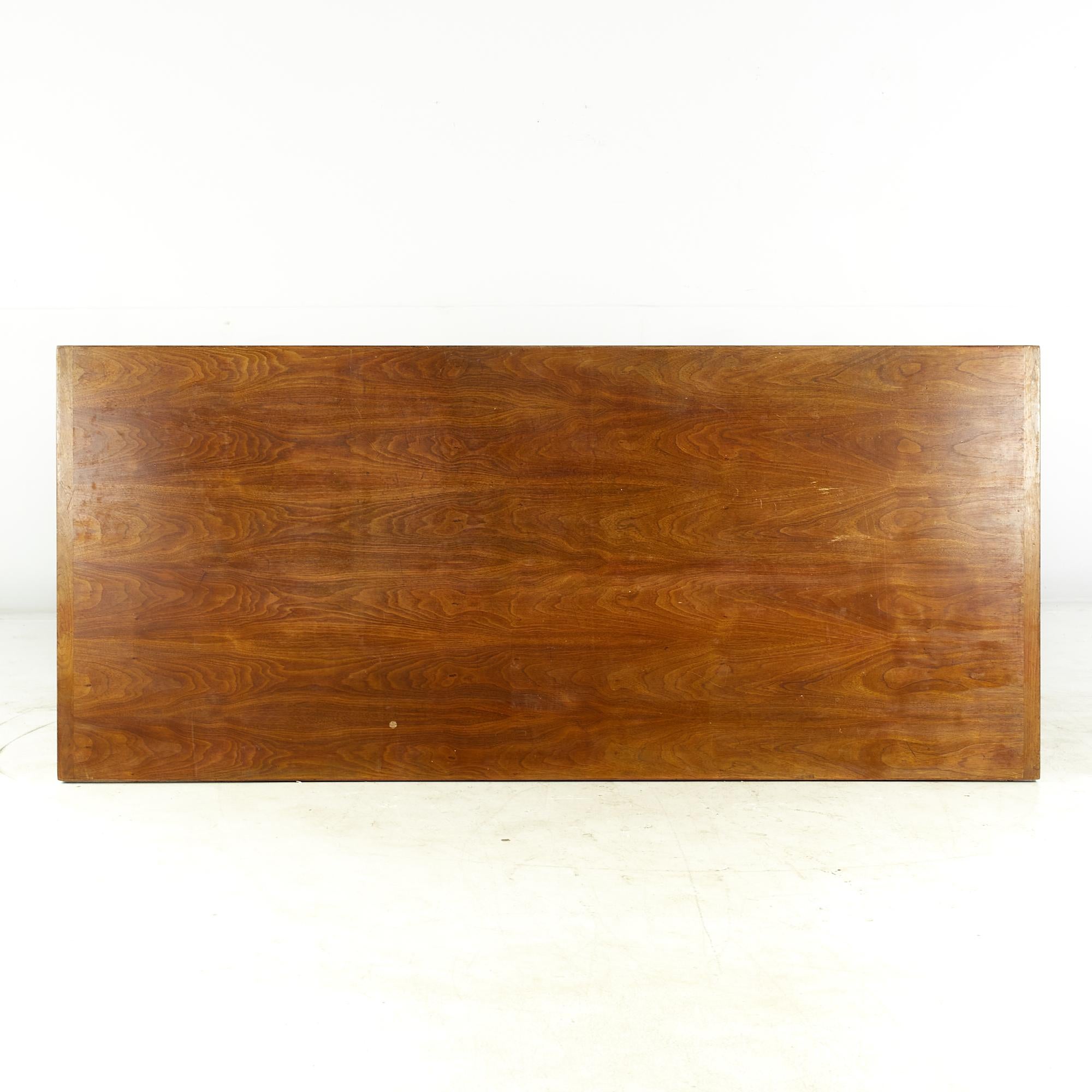Jens Risom Midcentury Walnut and Brass Executive Desk Latón