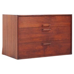 Jens Risom Mid Century Walnut and Brass Wall Mounted Cabinet Chest of Drawers (Armoire murale en noyer et laiton)