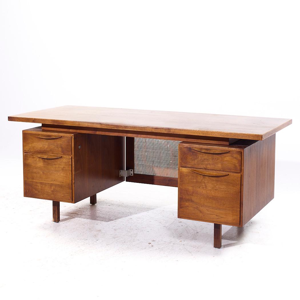 Mid-Century moderno Scrivania direzionale in legno di noce e canna di Jens Risom del Medioevo in vendita