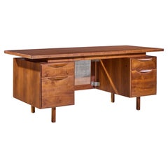 Escritorio ejecutivo Jens Risom de nogal y caña de mediados de siglo