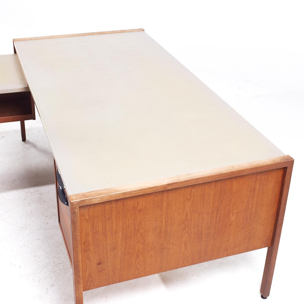 Jens Risom Mid Century Walnut and Leather Top Corner Desk In Good Condition For Sale In Countryside, IL